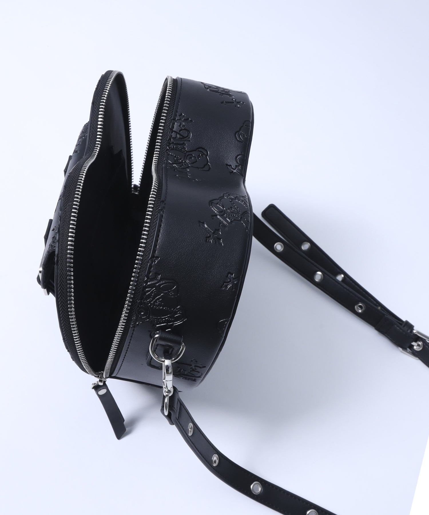 くま総柄型押しハートショルダーバッグ