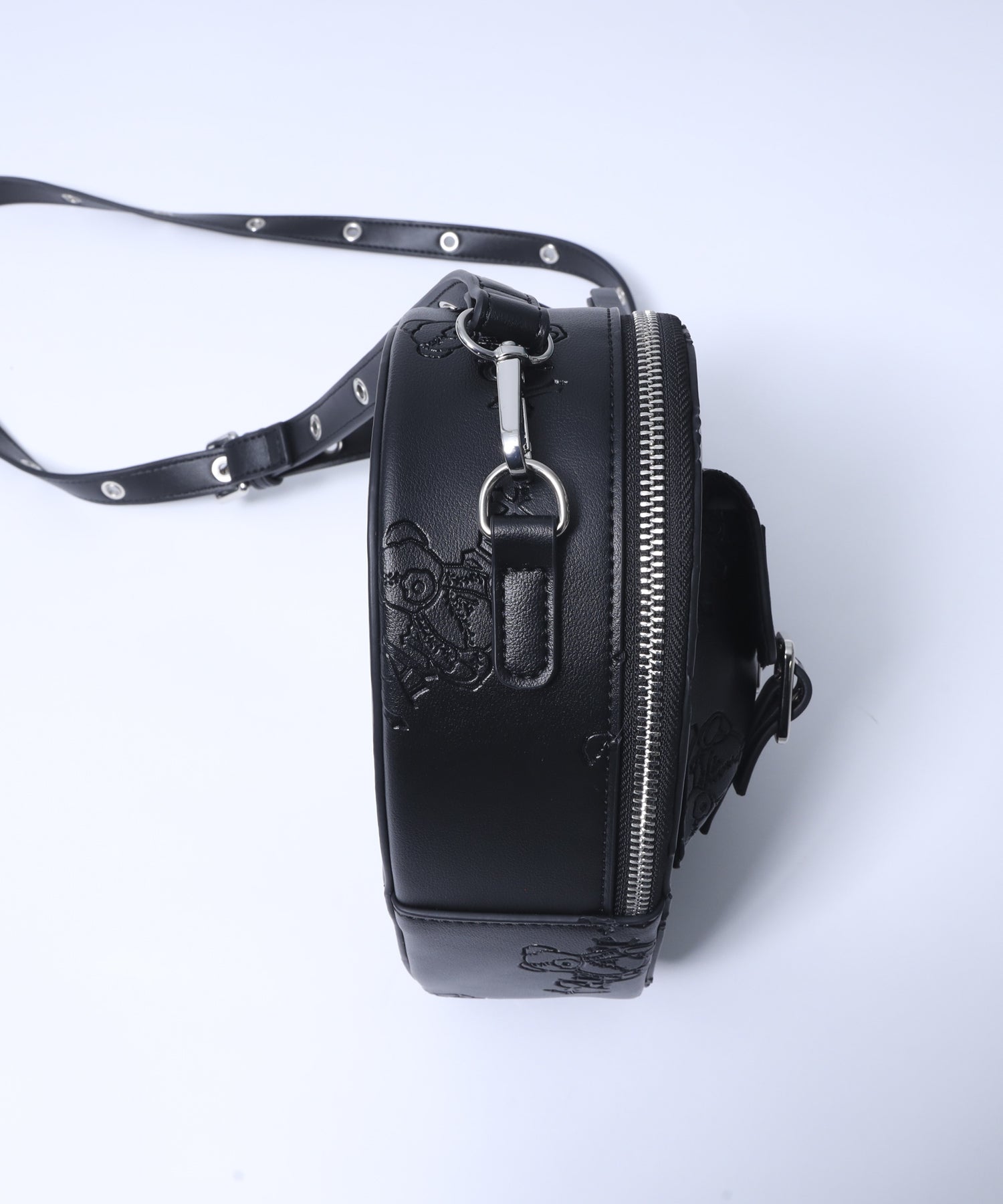 くま総柄型押しハートショルダーバッグ