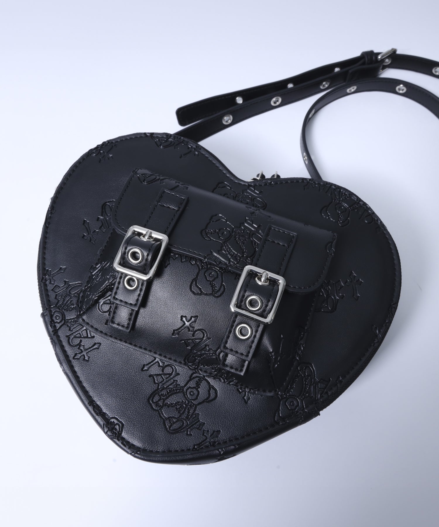 くま総柄型押しハートショルダーバッグ