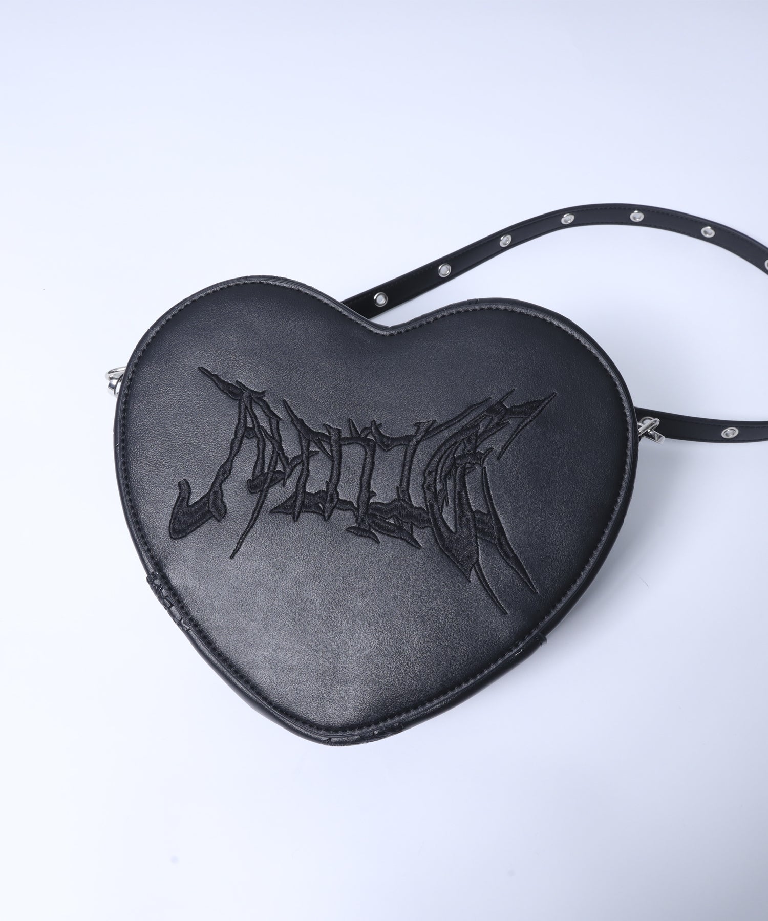 くま総柄型押しハートショルダーバッグ