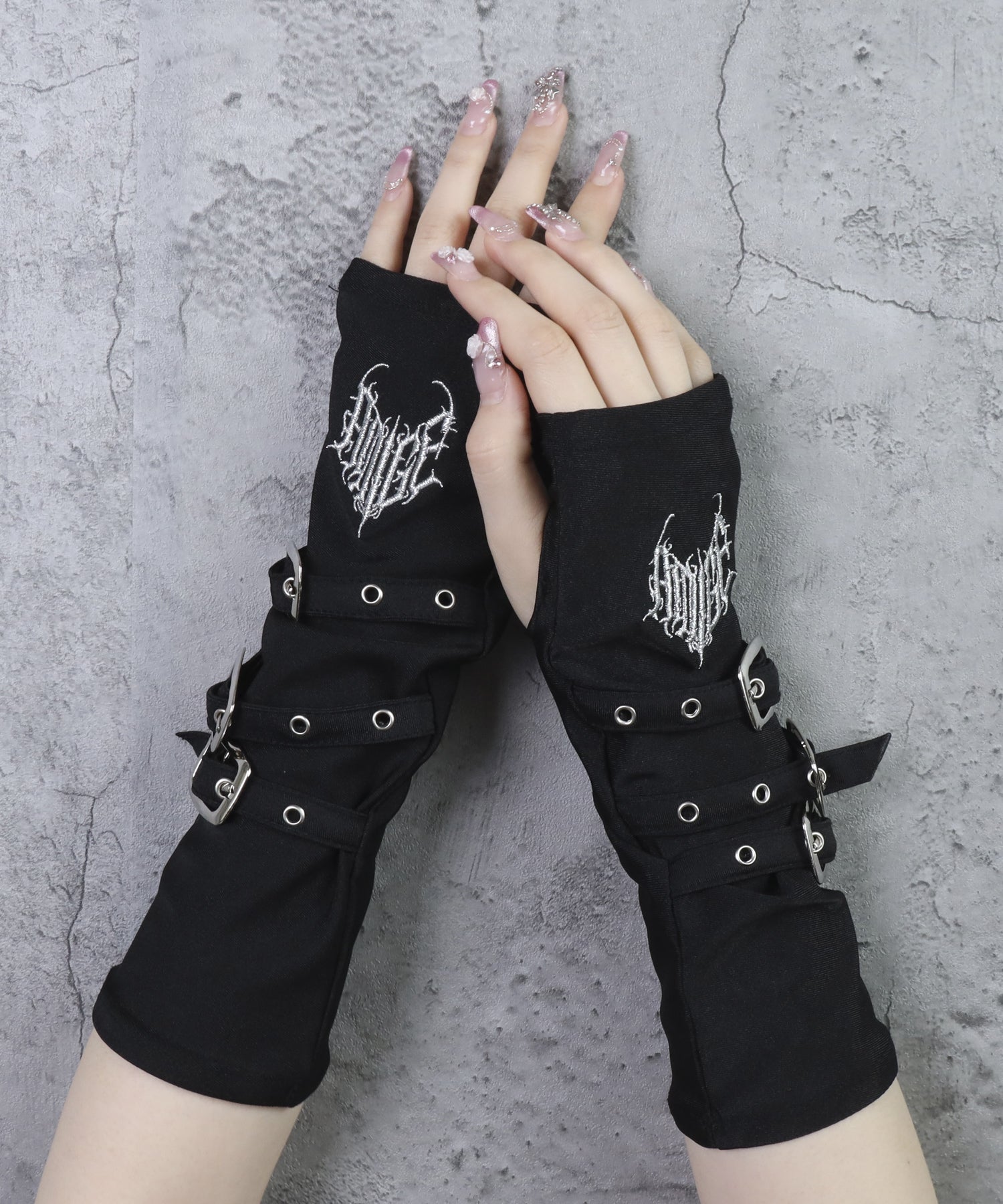 ハートロゴ刺繍入りベルト付きアームウォーマー