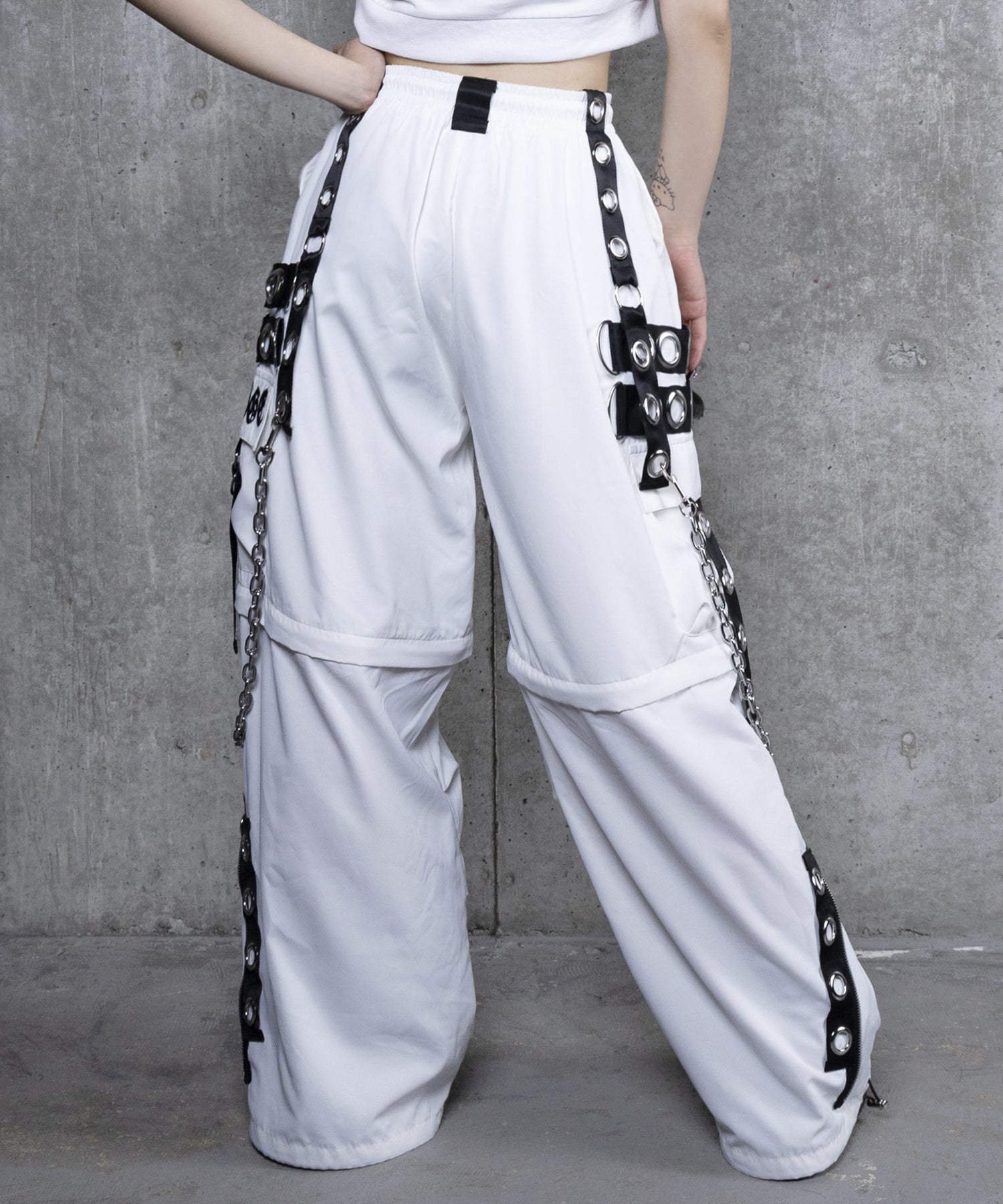 チェーンサスペンダー付きナイロンワイドパンツ