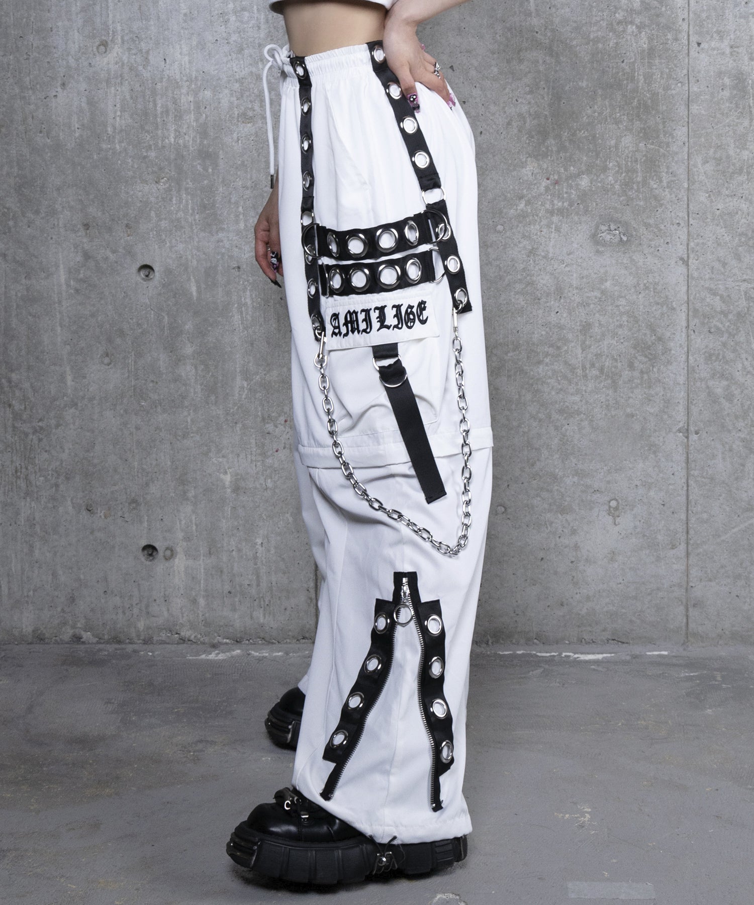 チェーンサスペンダー付きナイロンワイドパンツ