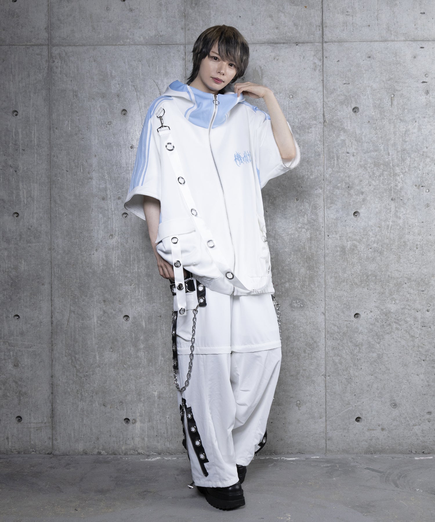 ハトメベルト付きライン入りZIPトップス