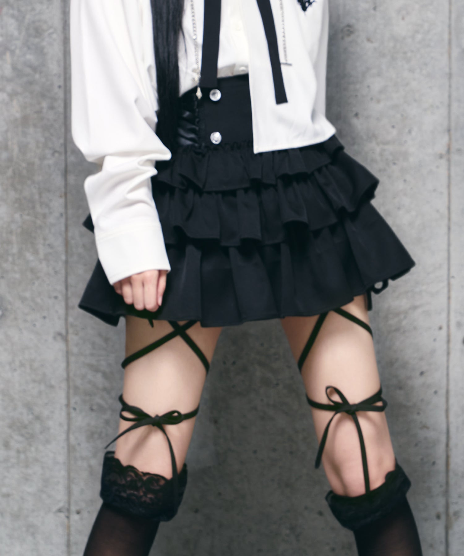 ハイウエストエンブレムボタン付きフリルパンツ