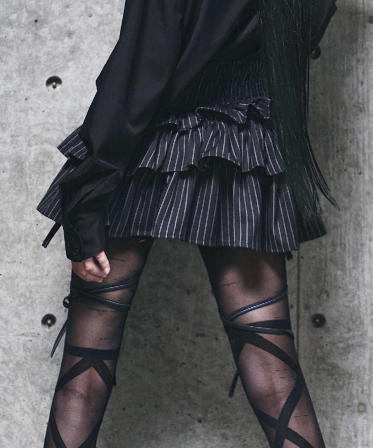 ハイウエストエンブレムボタン付きフリルパンツ