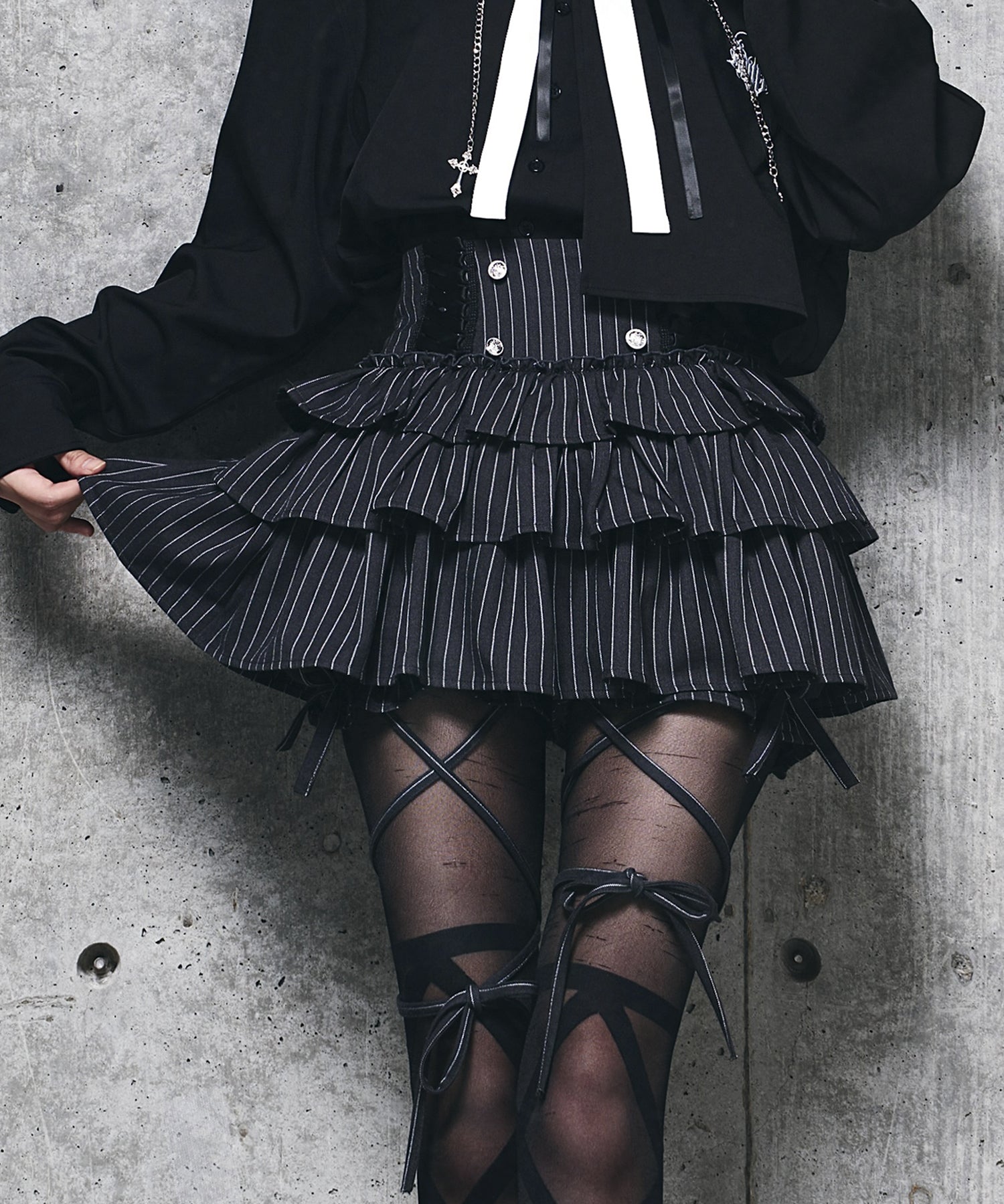 ハイウエストエンブレムボタン付きフリルパンツ