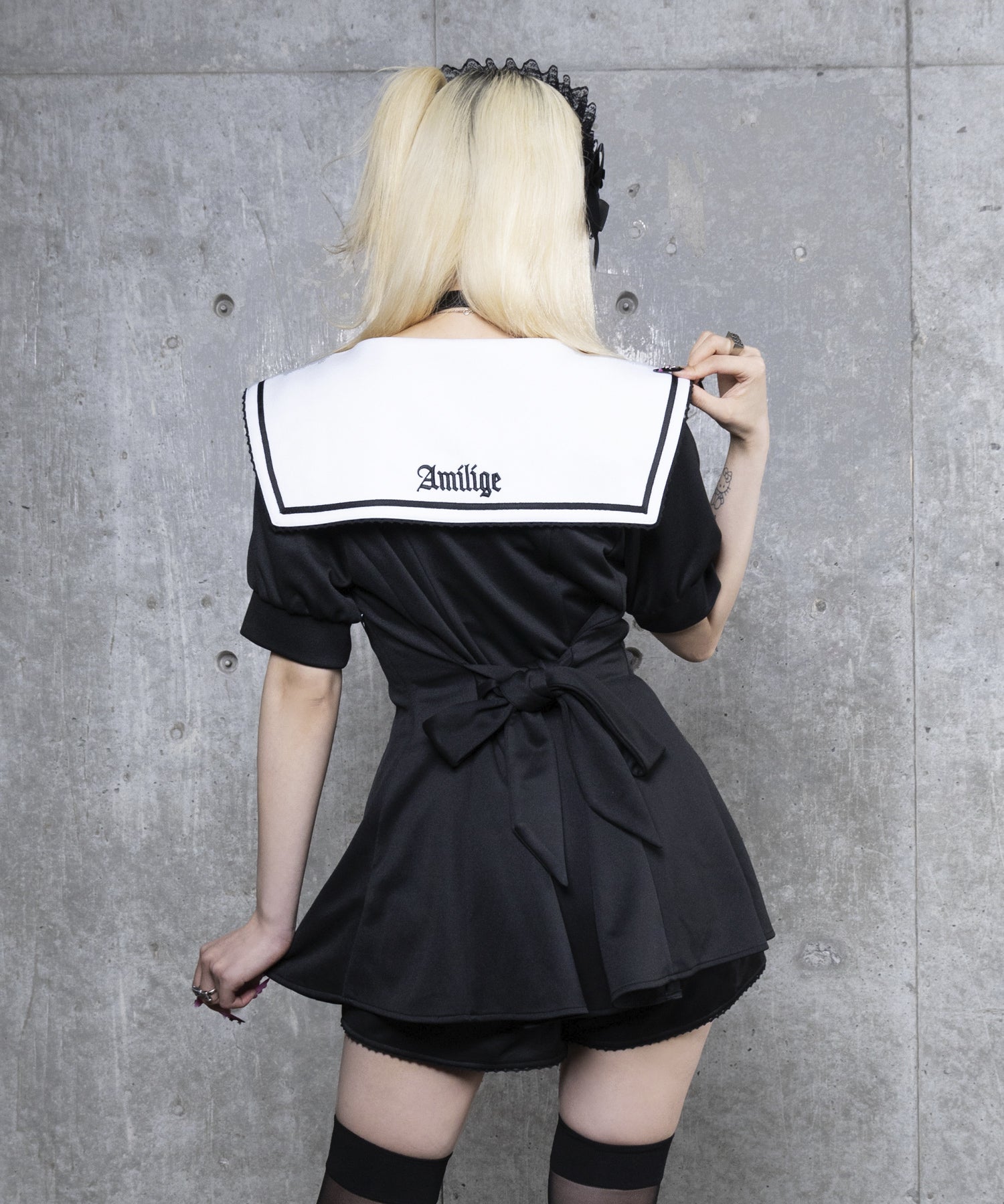 セーラー衿トップス+ショートパンツセットアップ