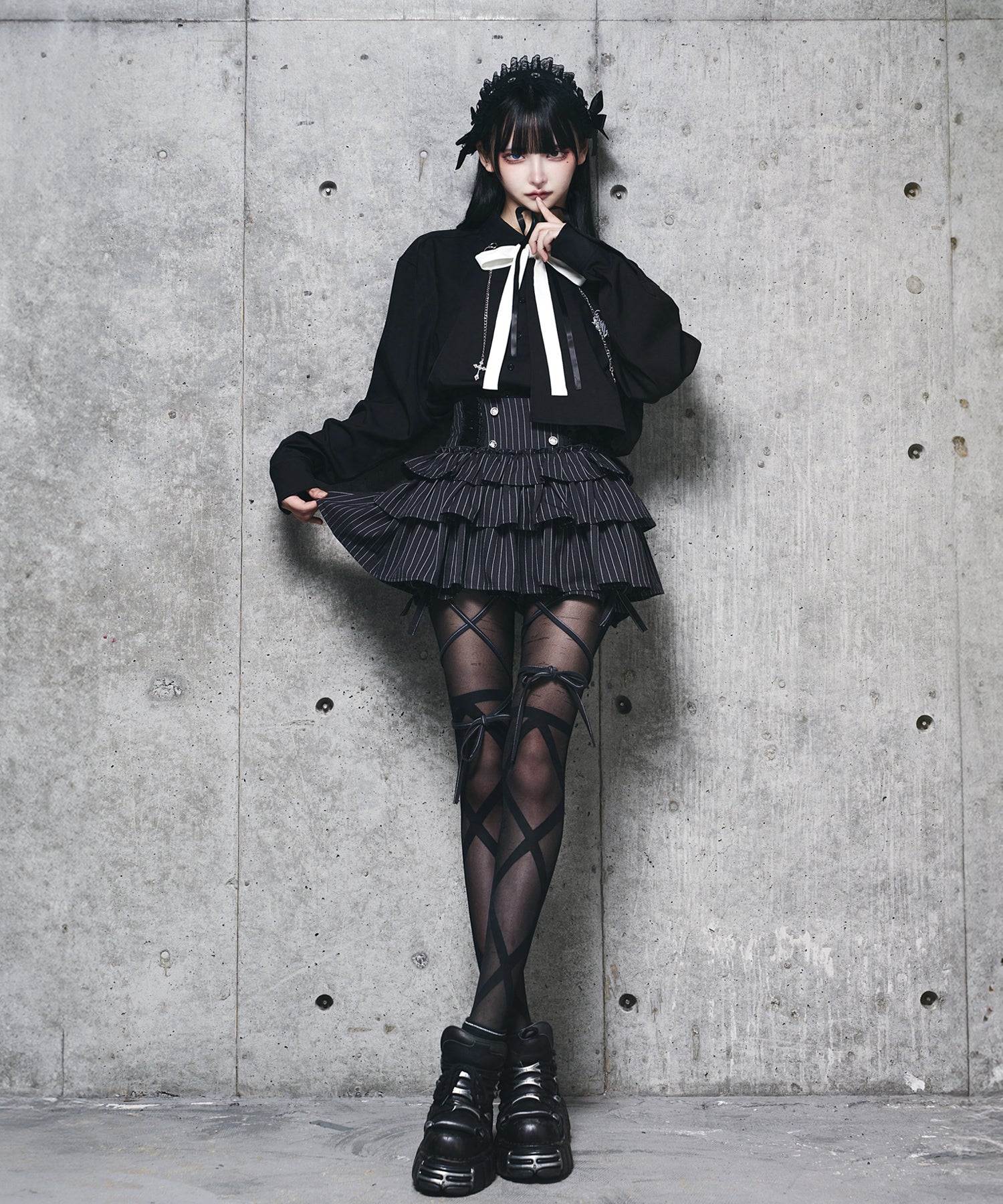 ハイウエストエンブレムボタン付きフリルパンツ