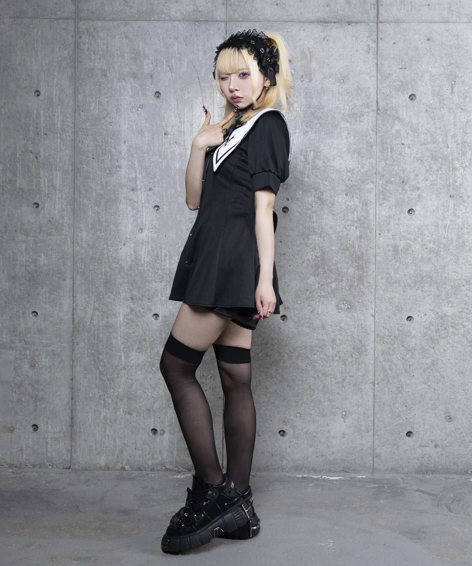 セーラー衿トップス+ショートパンツセットアップ