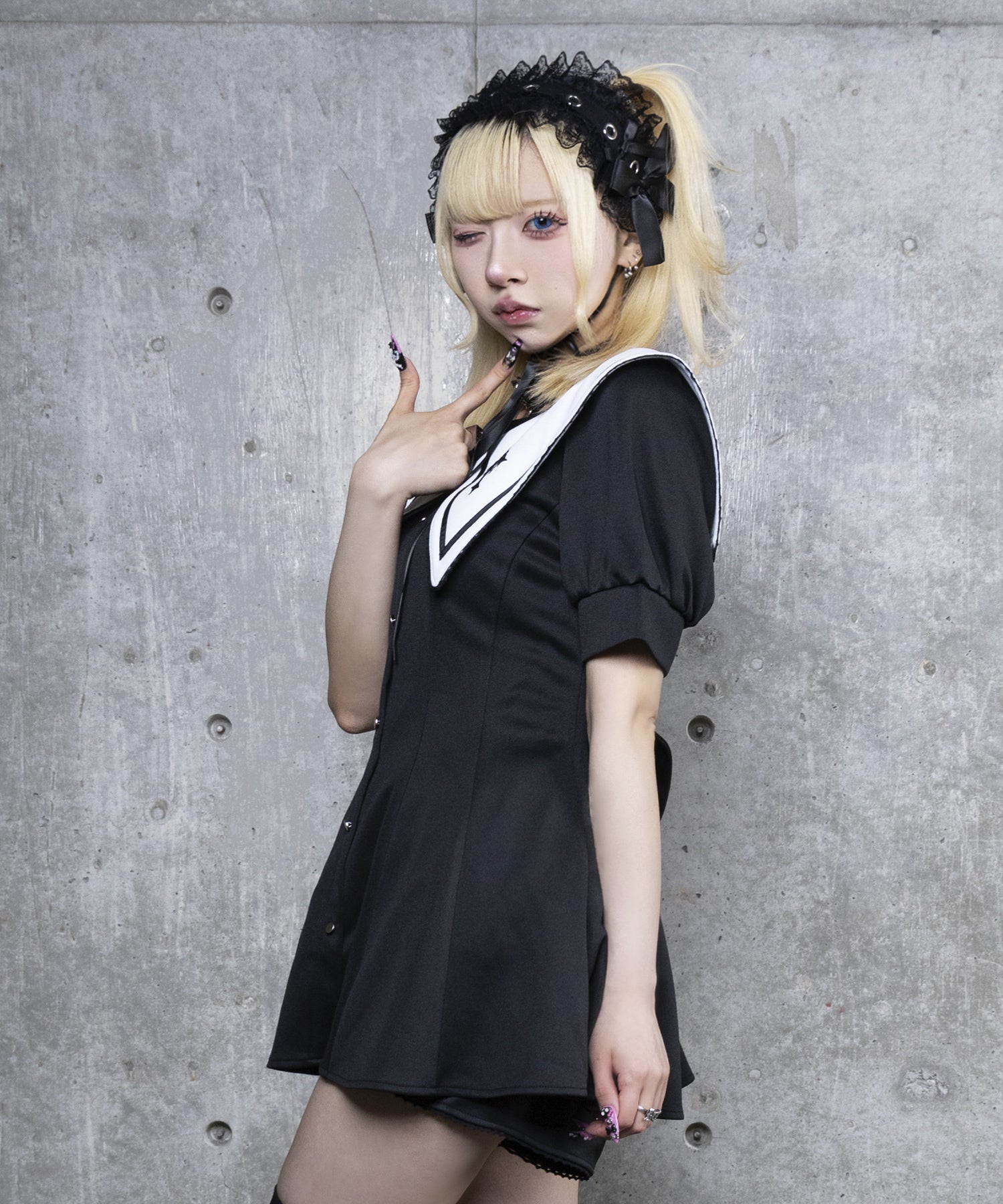 セーラー衿トップス+ショートパンツセットアップ