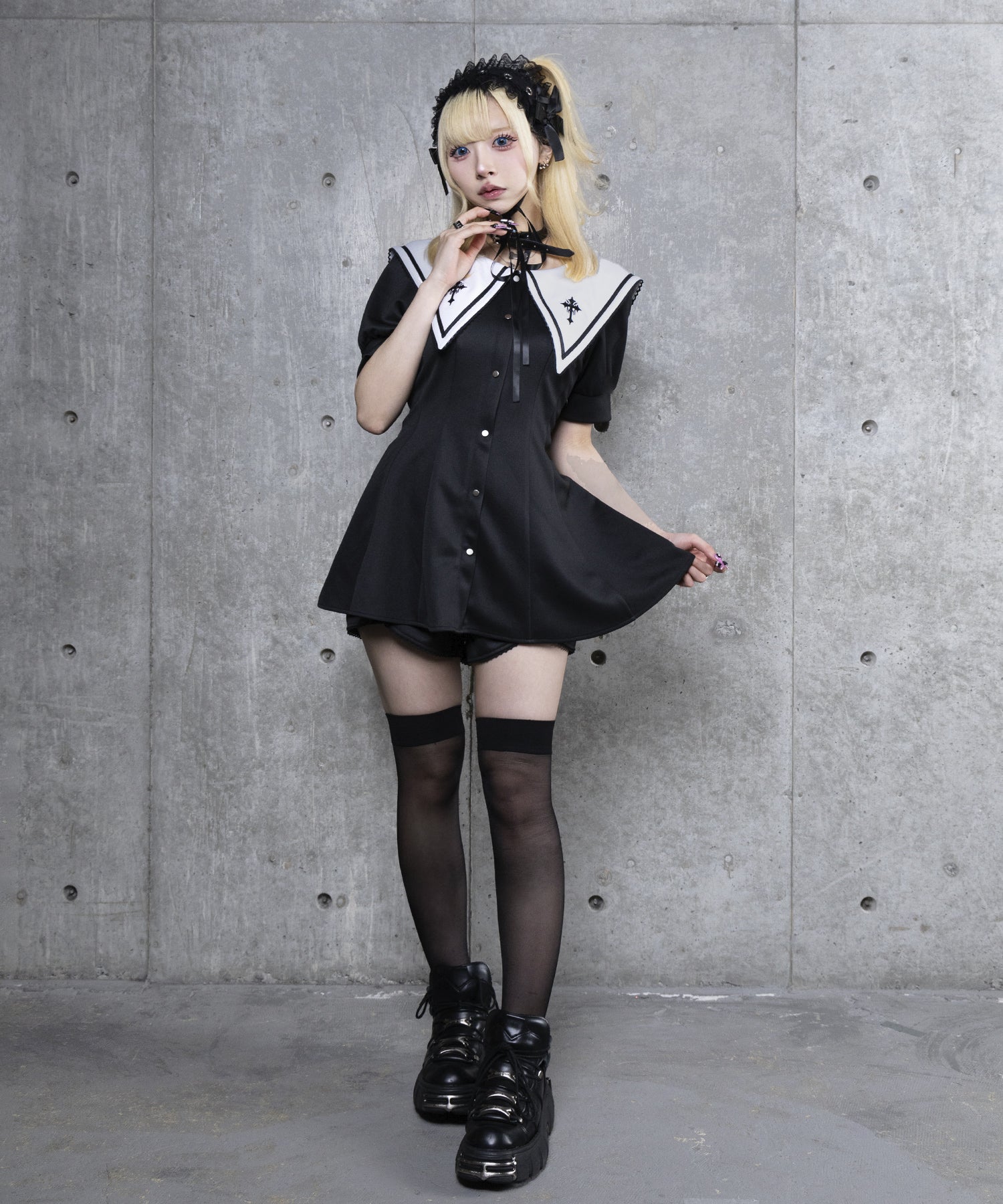 セーラー衿トップス+ショートパンツセットアップ