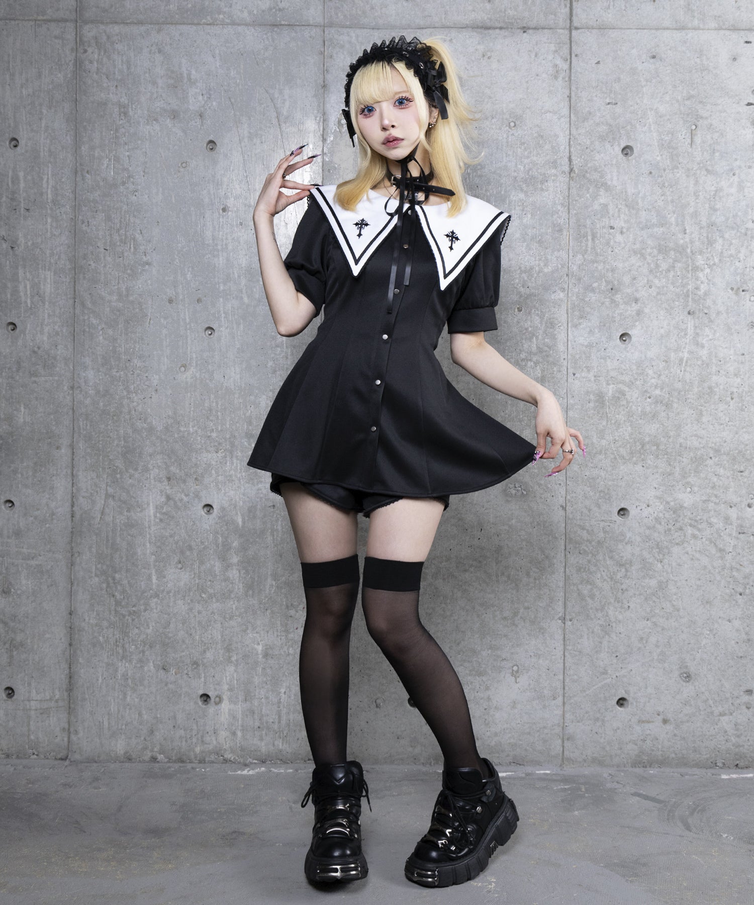 セーラー衿トップス+ショートパンツセットアップ