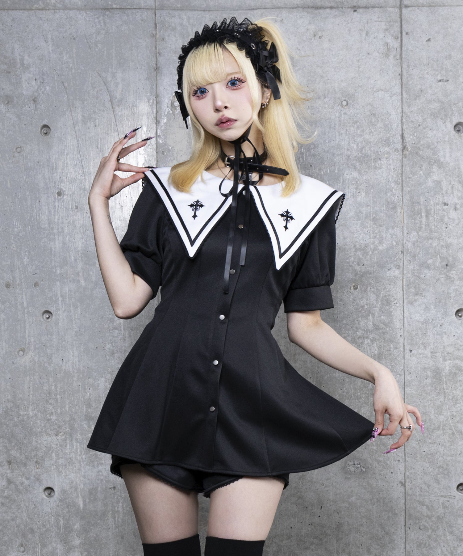 セーラー衿トップス+ショートパンツセットアップ