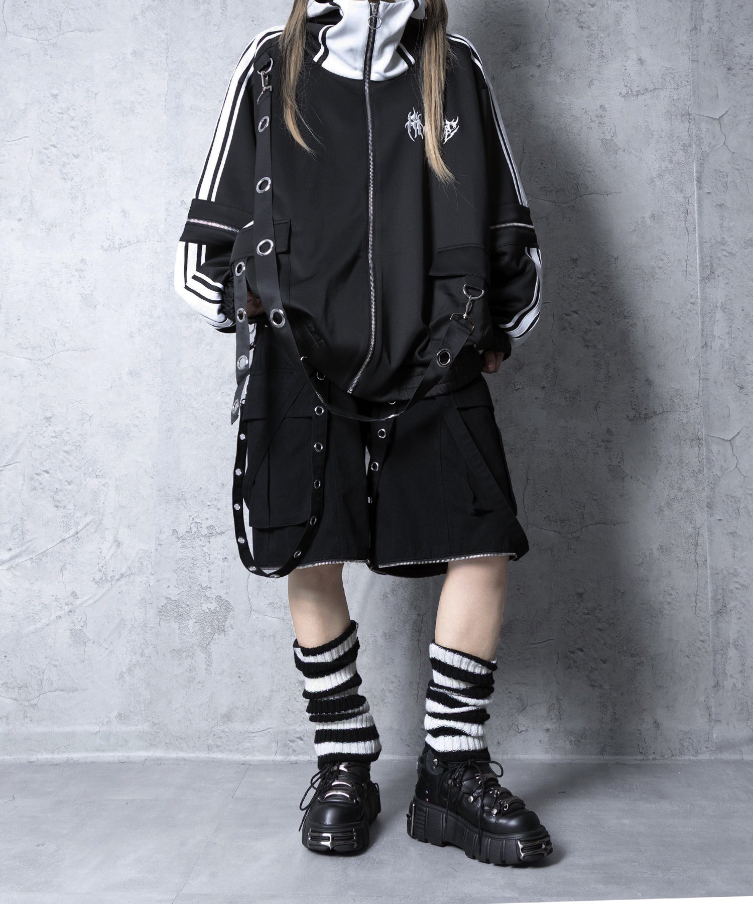 ハトメベルト付きライン入りZIPトップス