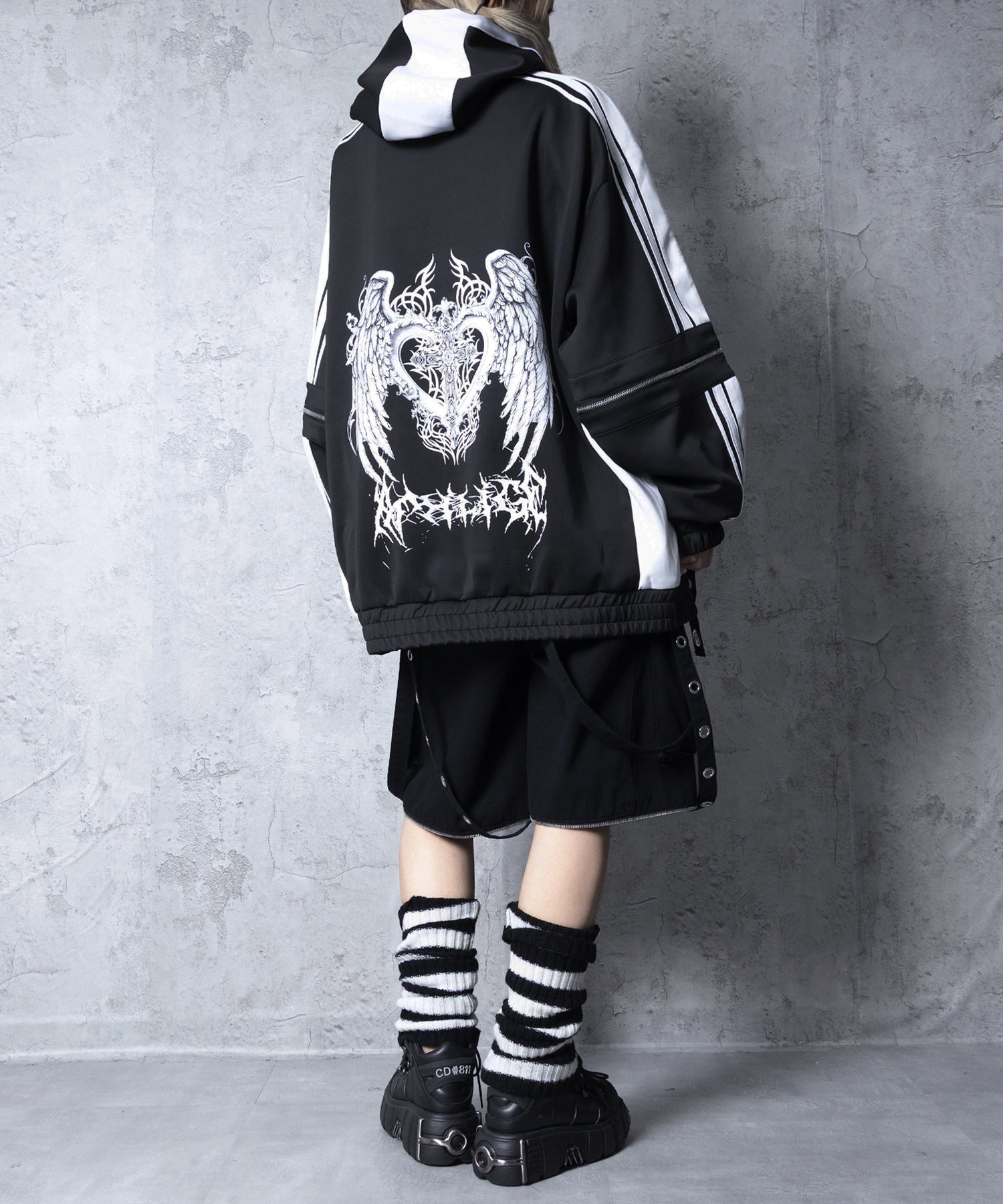 ハトメベルト付きライン入りZIPトップス