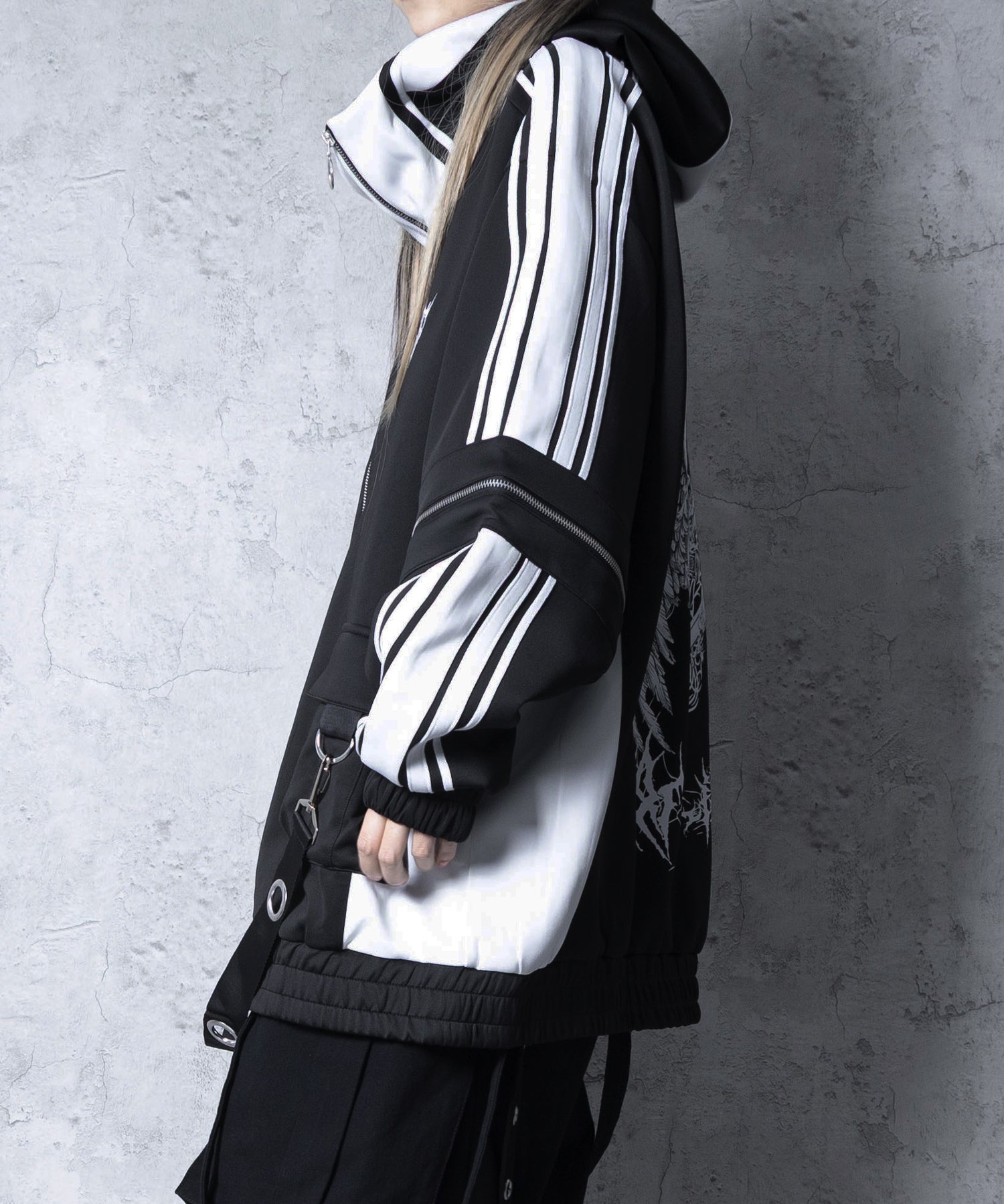 ハトメベルト付きライン入りZIPトップス