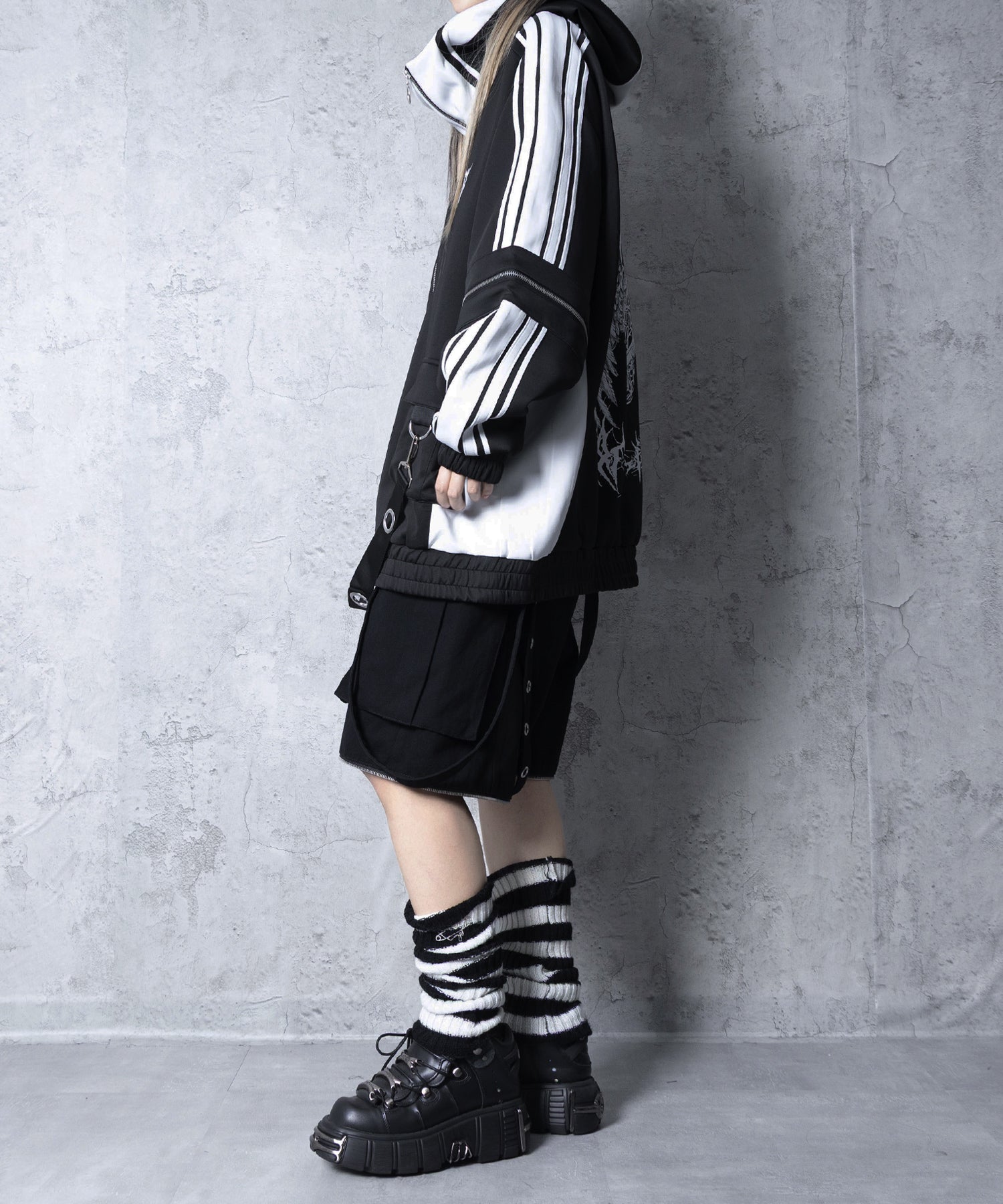 ハトメベルト付きライン入りZIPトップス