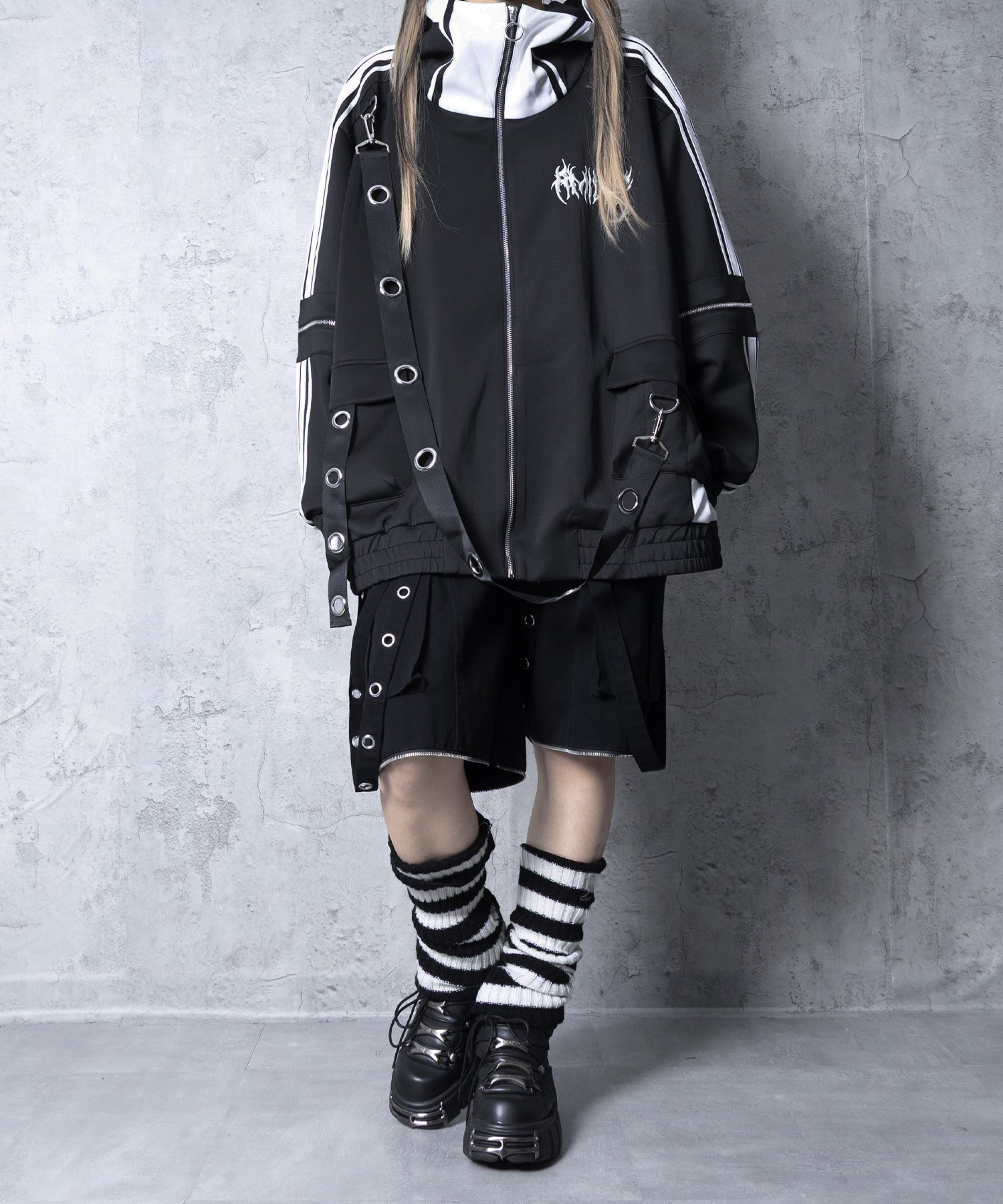 ハトメベルト付きライン入りZIPトップス