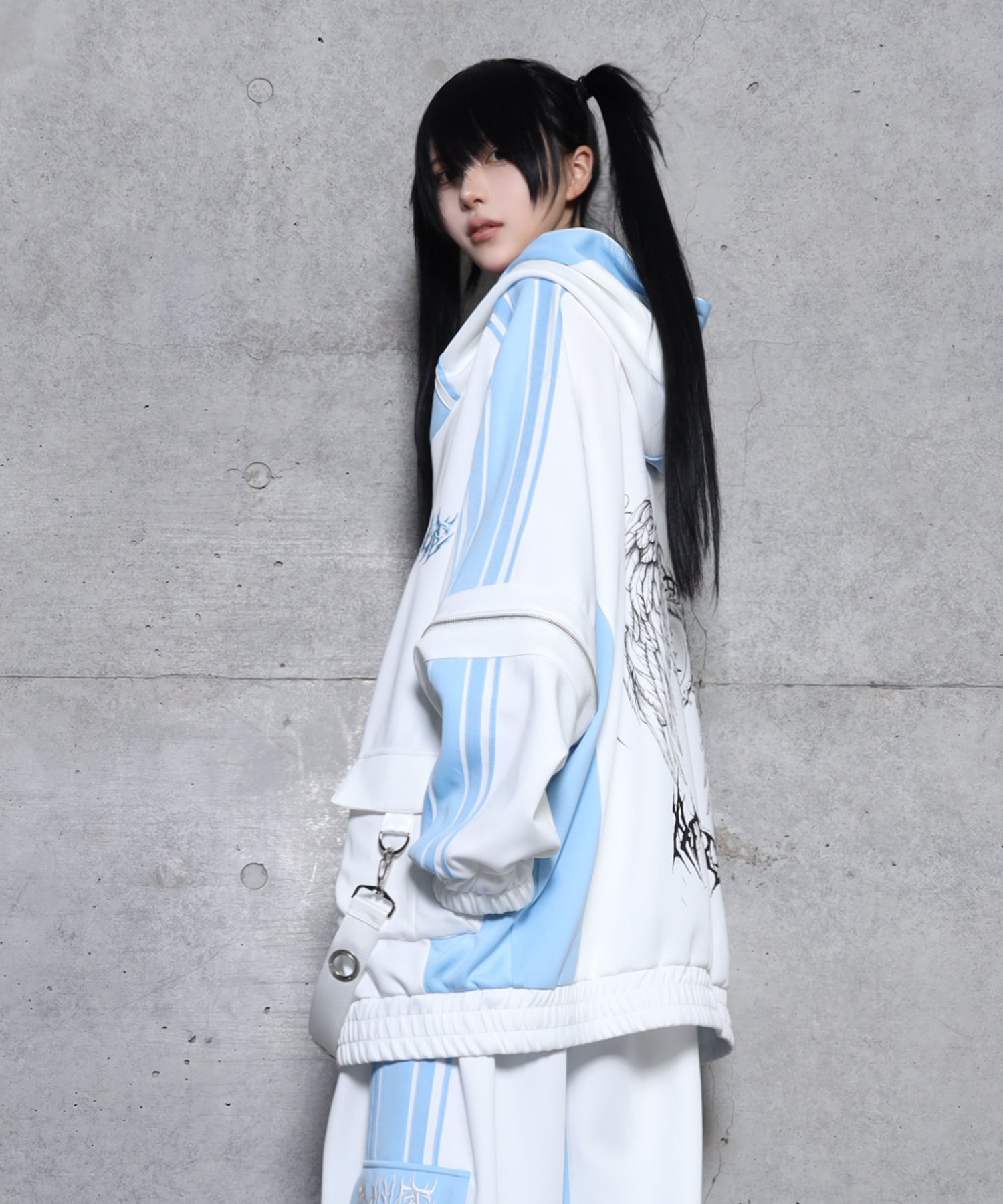 ハトメベルト付きライン入りZIPトップス