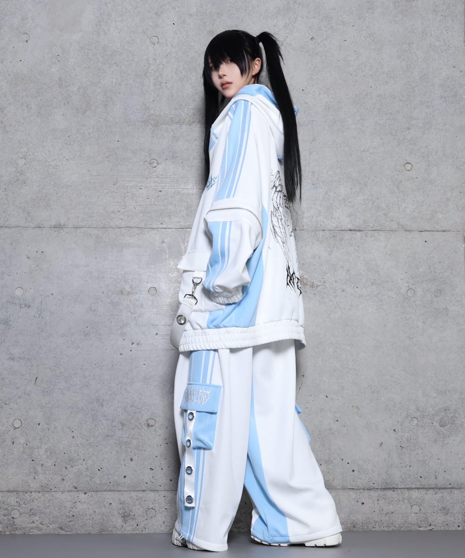 ハトメベルト付きライン入りZIPトップス