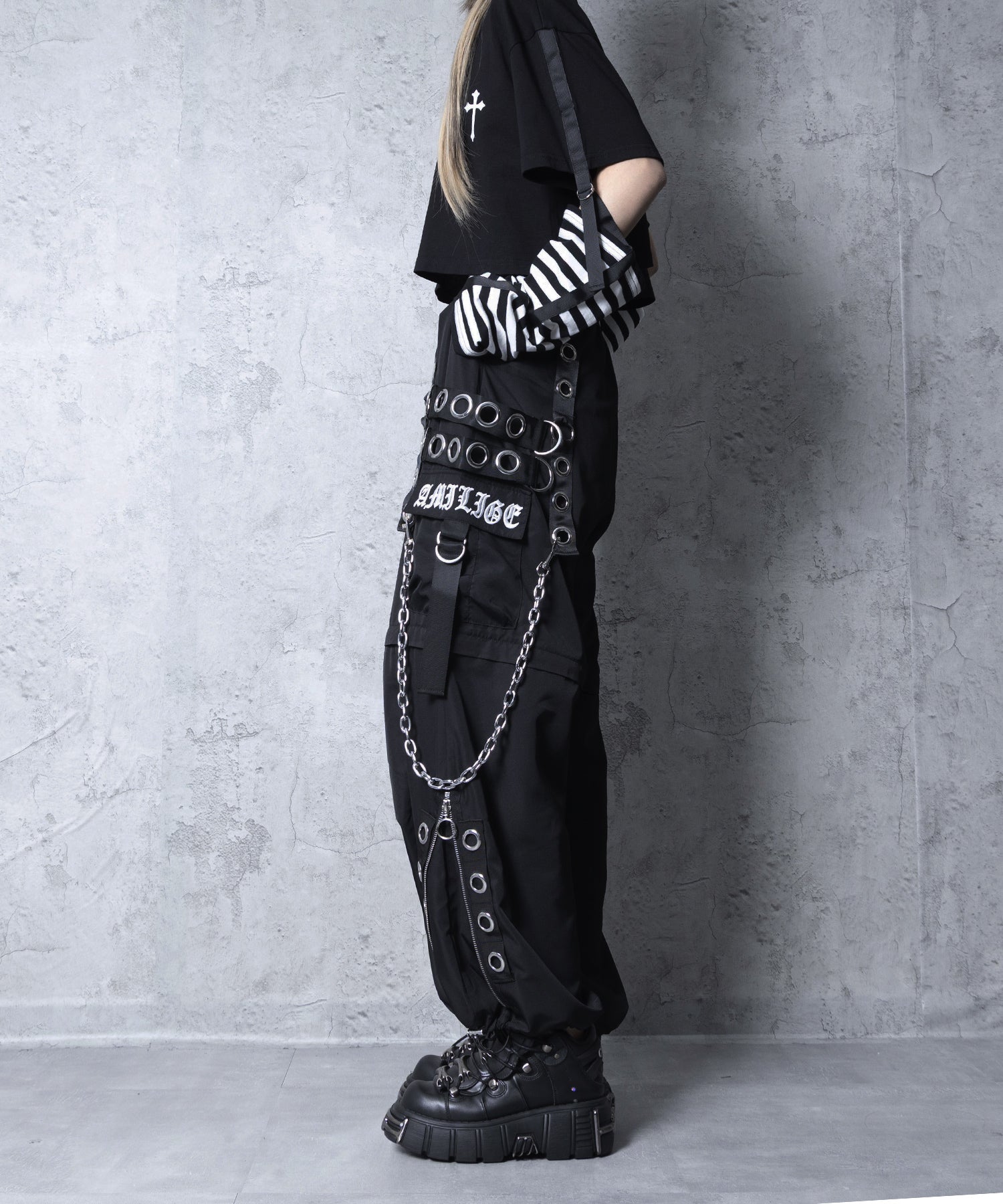 チェーンサスペンダー付きナイロンワイドパンツ