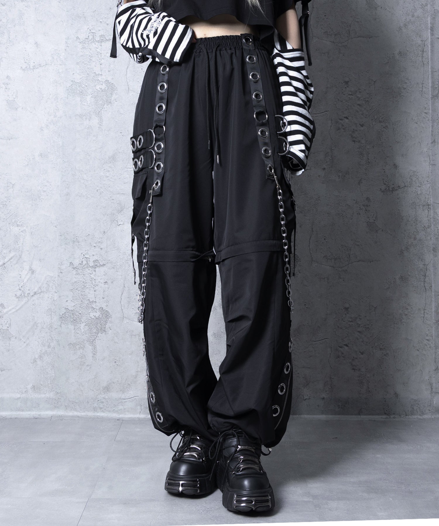 チェーンサスペンダー付きナイロンワイドパンツ