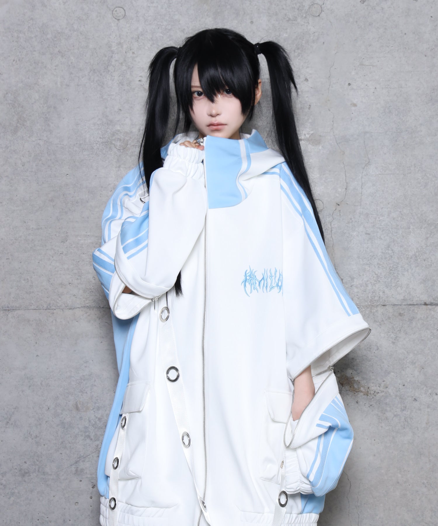 ハトメベルト付きライン入りZIPトップス