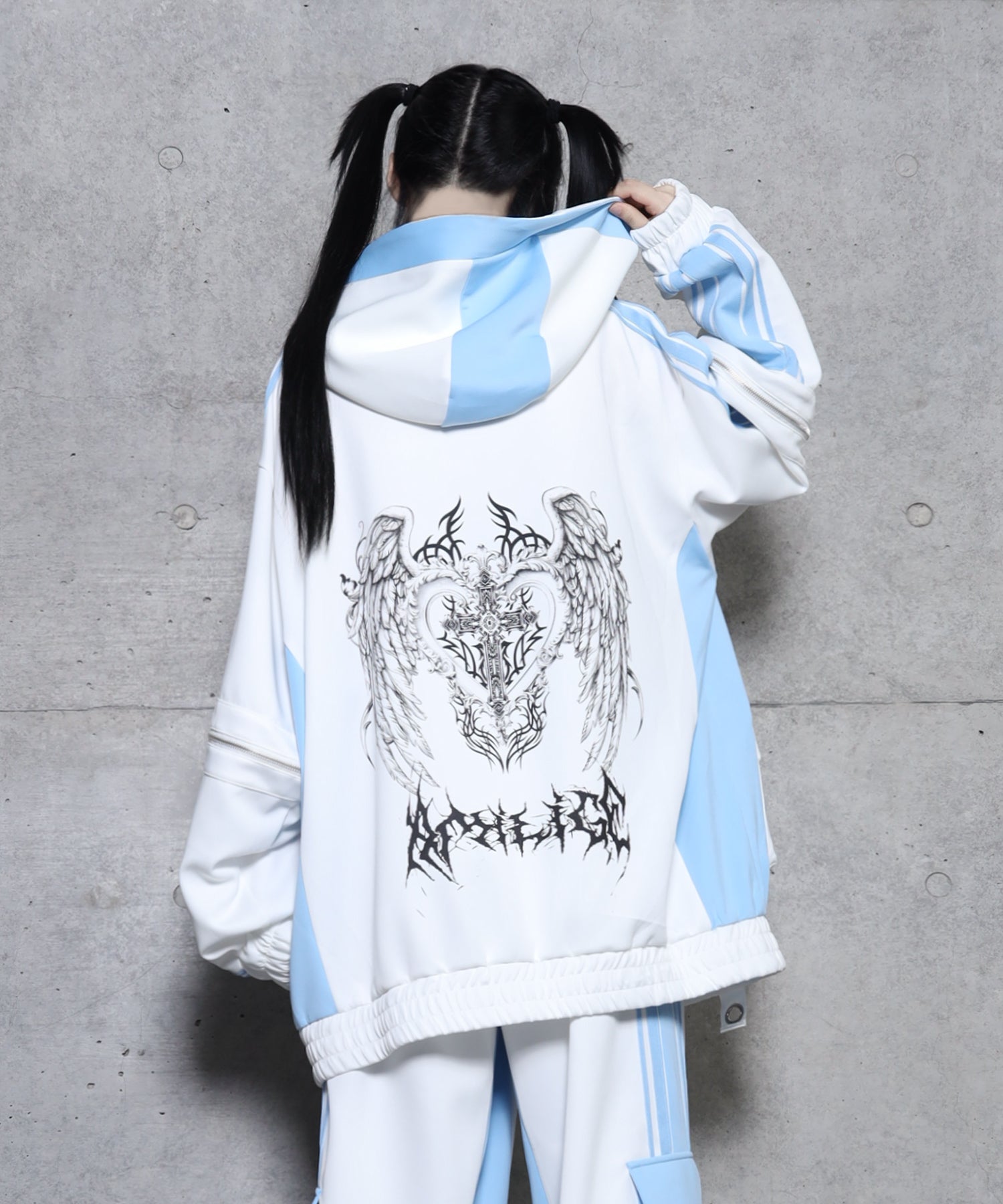 ハトメベルト付きライン入りZIPトップス