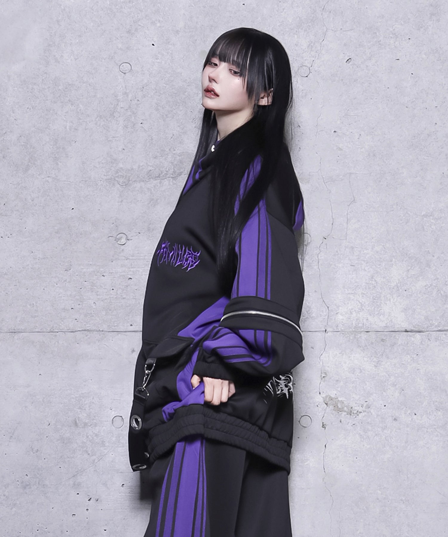 ハトメベルト付きライン入りZIPトップス