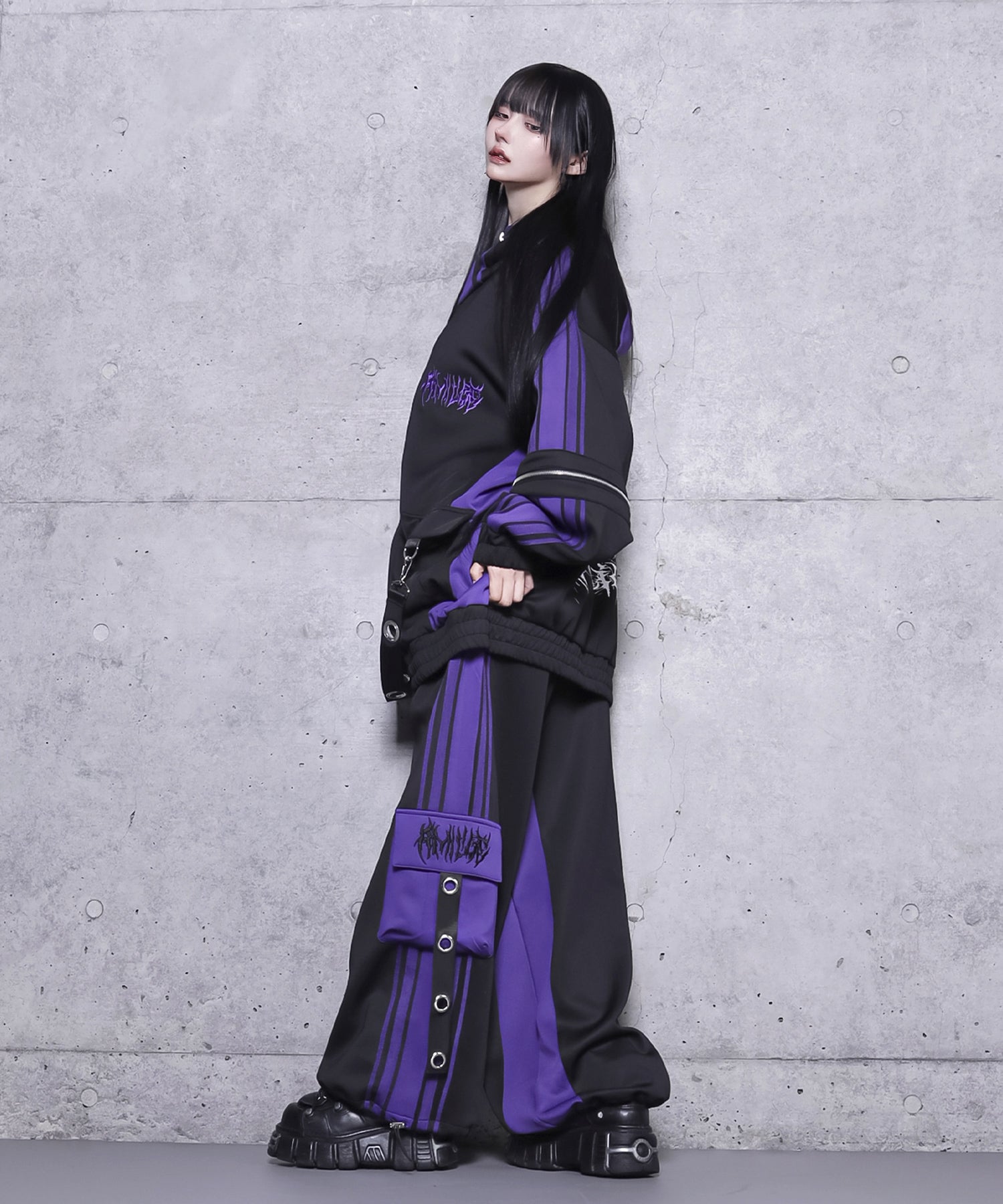 ハトメベルト付きライン入りZIPトップス