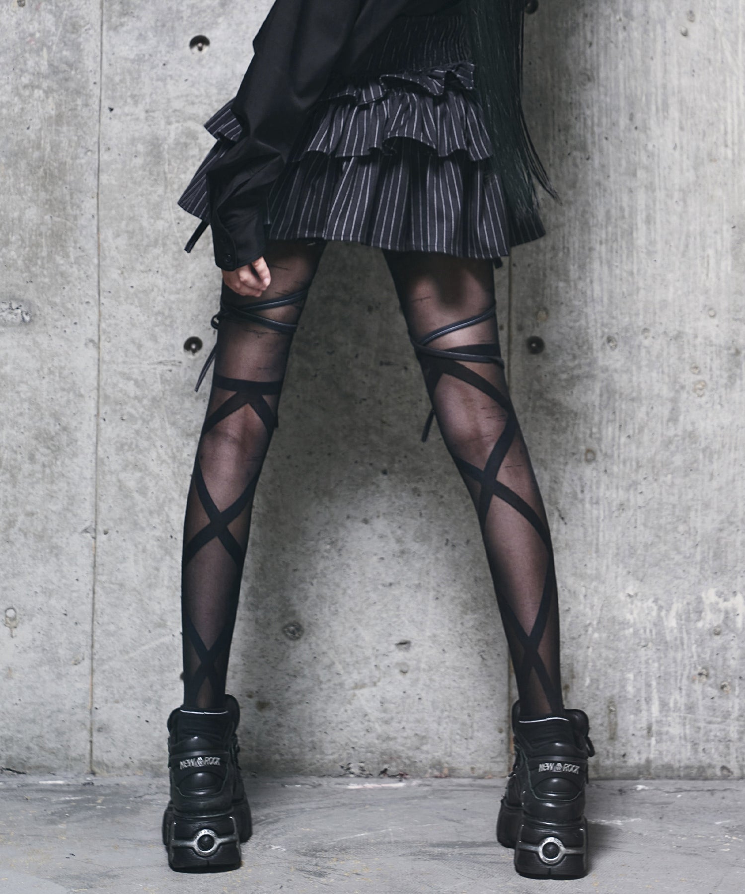 ハイウエストエンブレムボタン付きフリルパンツ