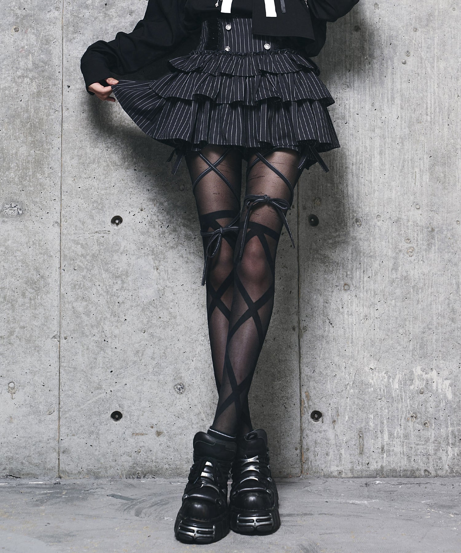 ハイウエストエンブレムボタン付きフリルパンツ