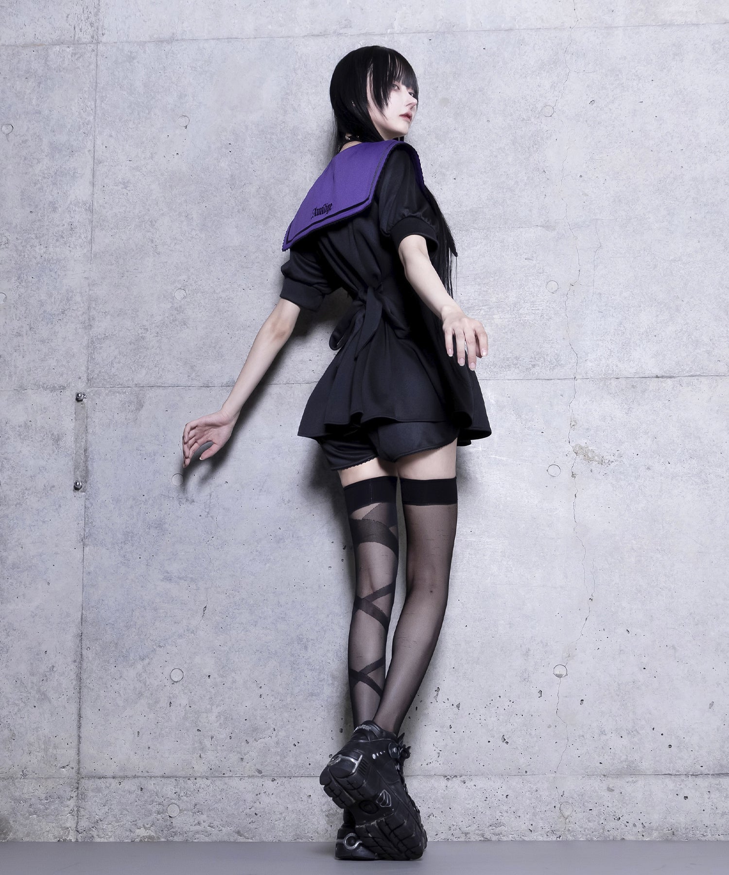 セーラー衿トップス+ショートパンツセットアップ