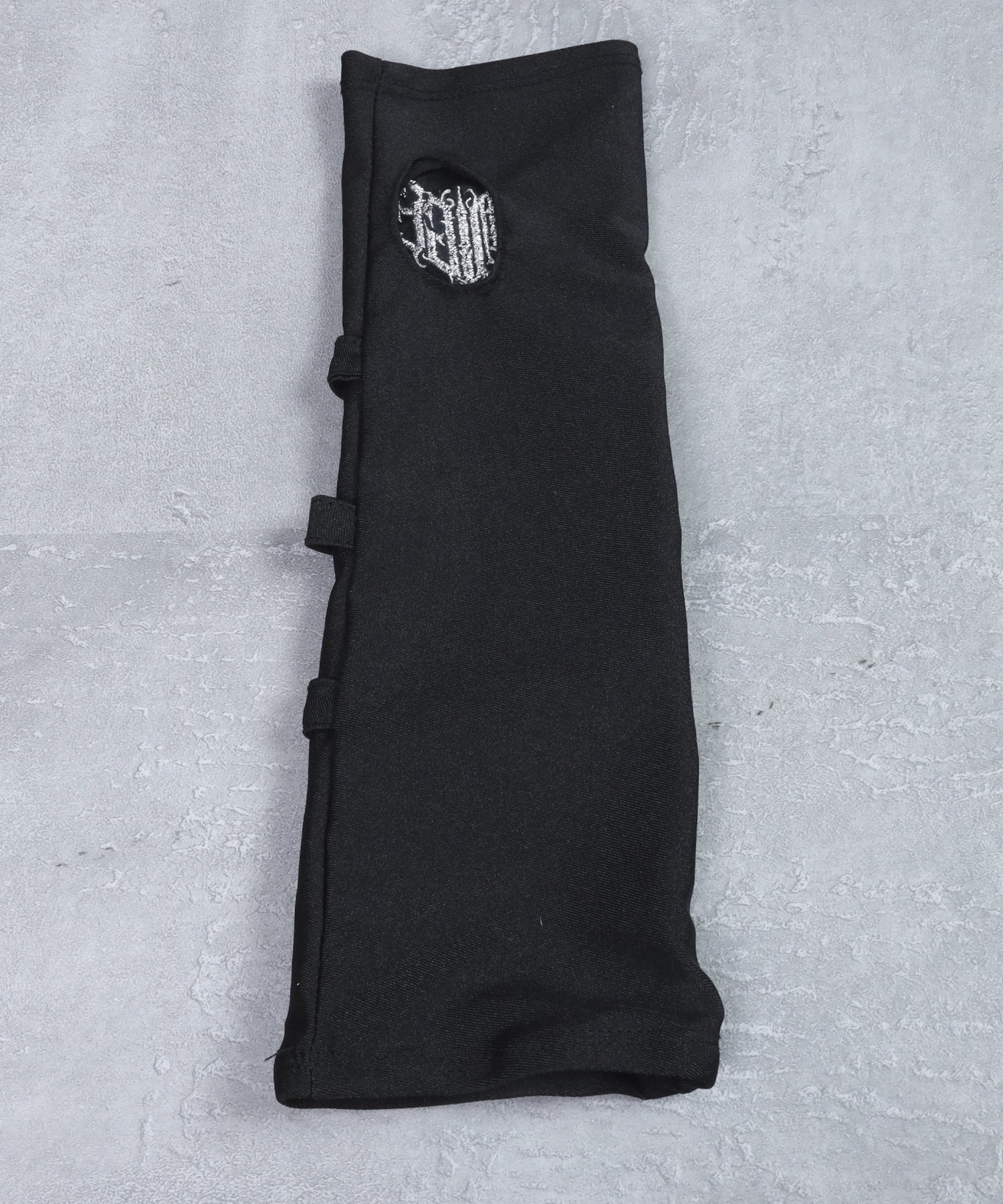 ハートロゴ刺繍入りベルト付きアームウォーマー