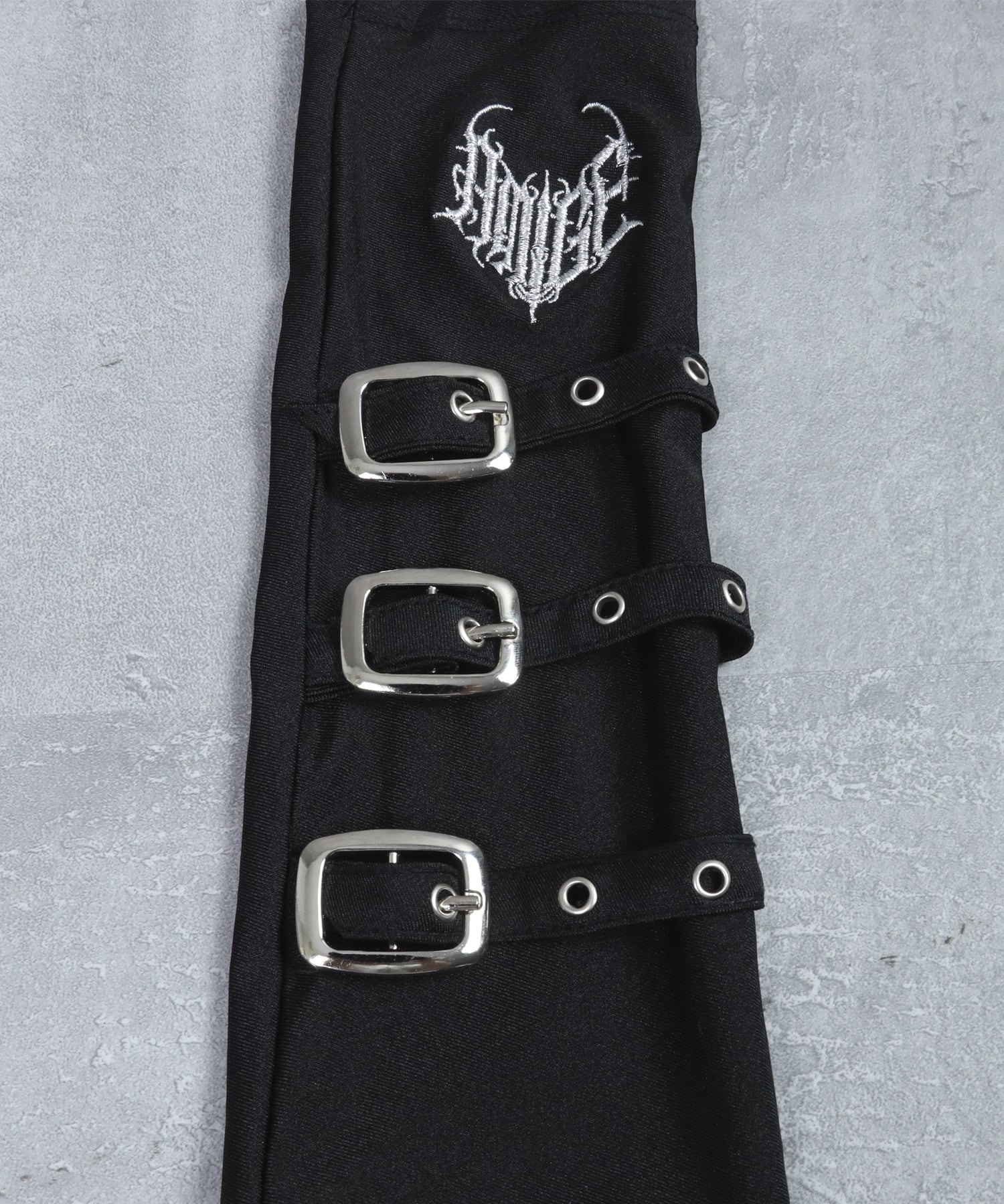 ハートロゴ刺繍入りベルト付きアームウォーマー