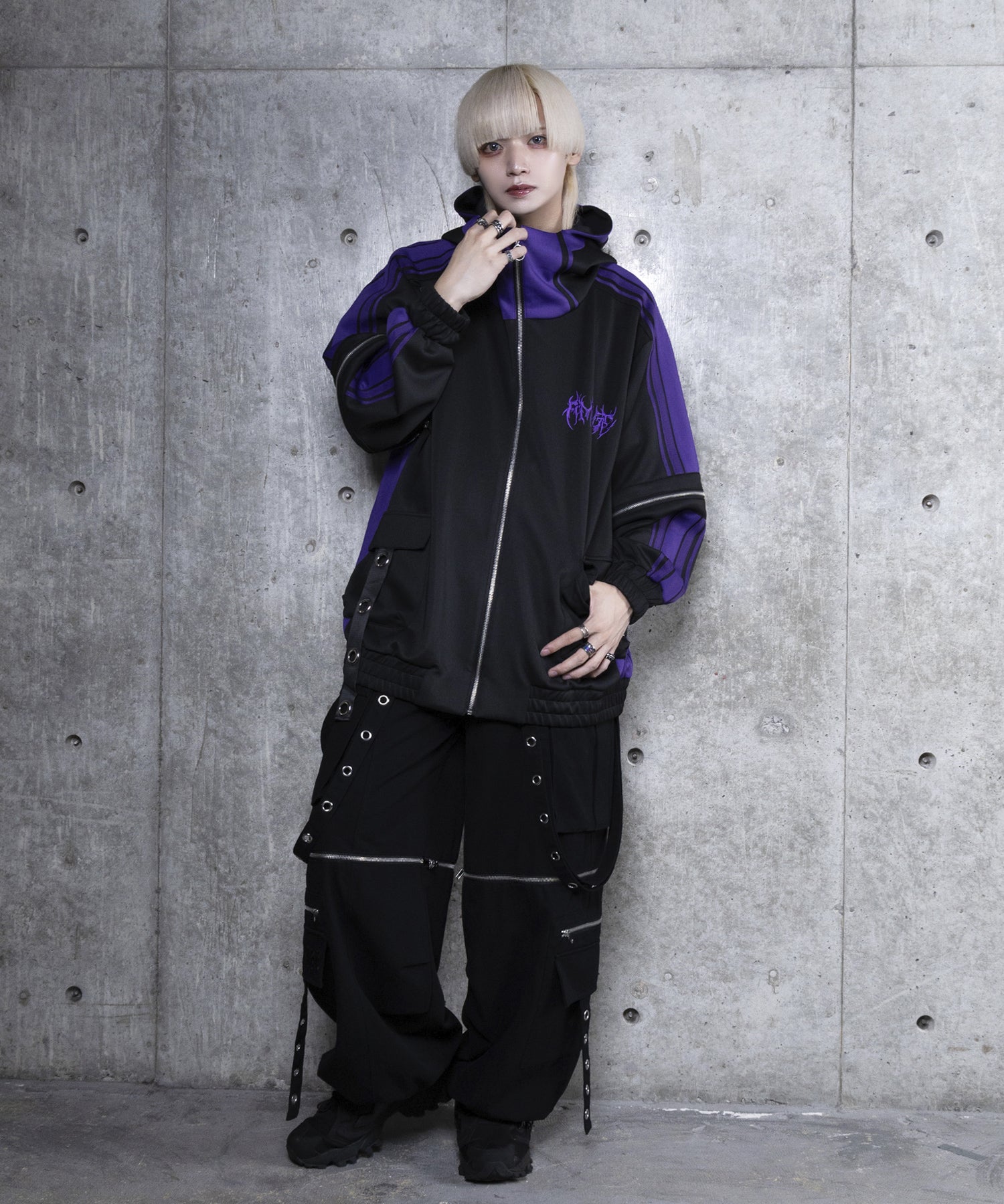 ハトメベルト付きライン入りZIPトップス