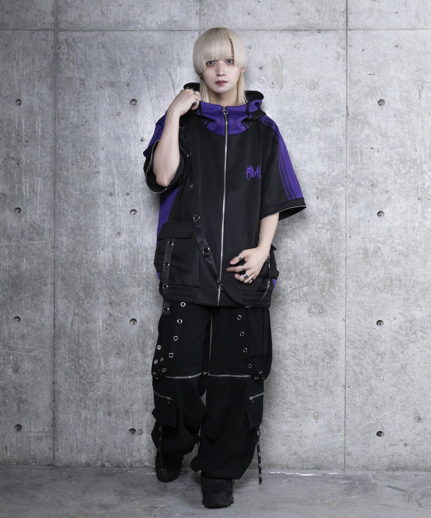 ハトメベルト付きライン入りZIPトップス