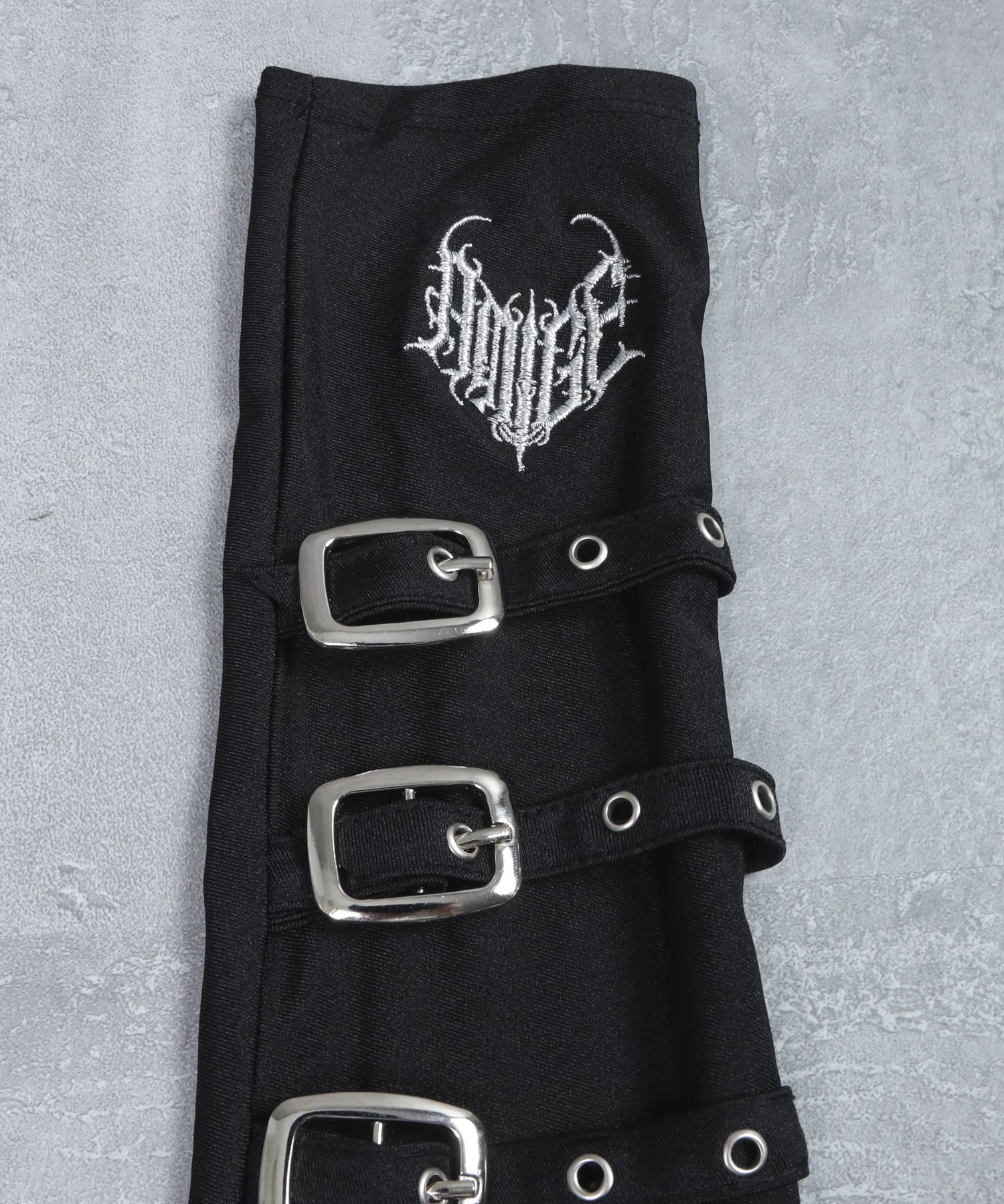 ハートロゴ刺繍入りベルト付きアームウォーマー