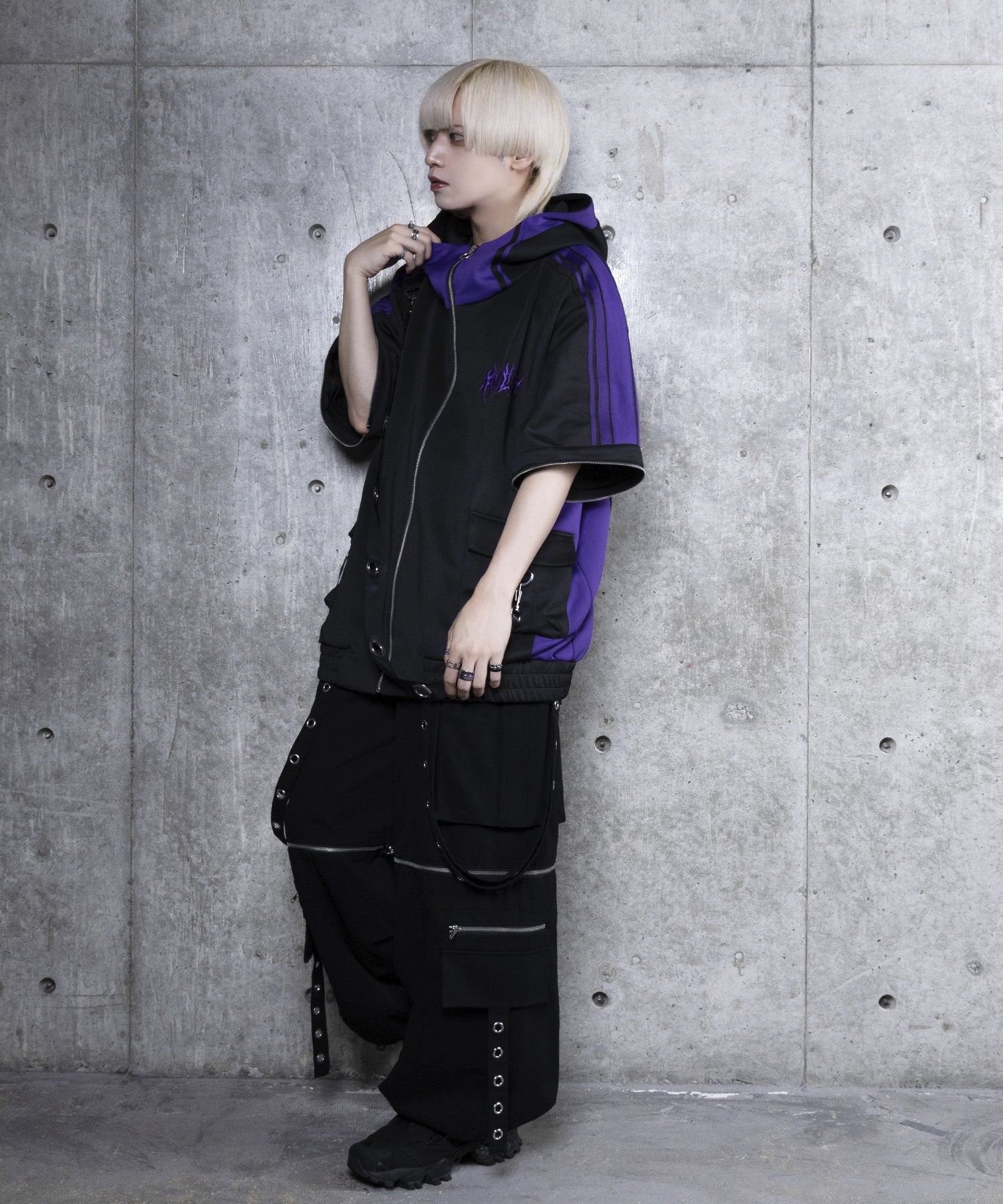 ハトメベルト付きライン入りZIPトップス