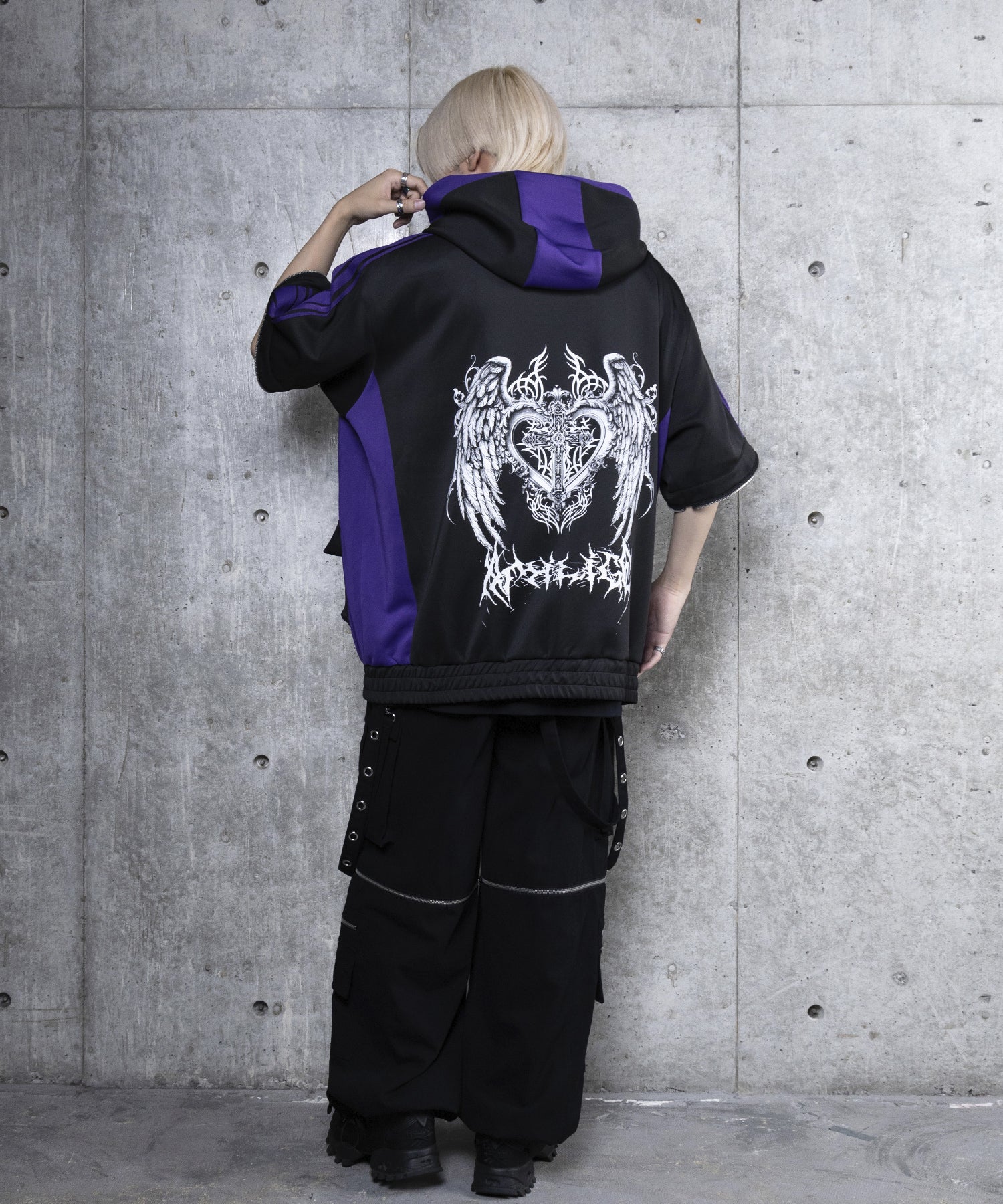 ハトメベルト付きライン入りZIPトップス