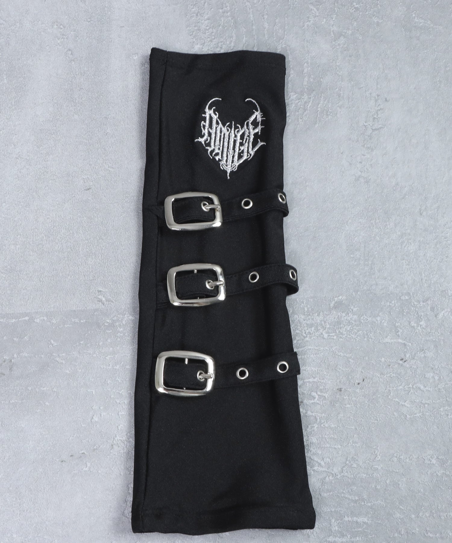 ハートロゴ刺繍入りベルト付きアームウォーマー