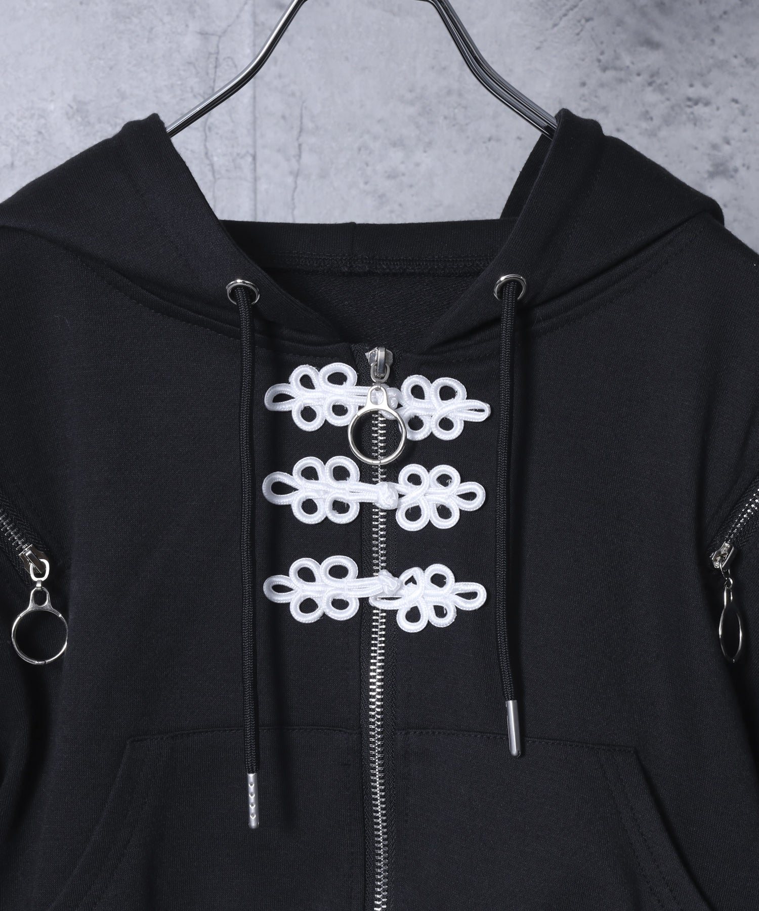 チャイナボタン付きパーカー+フリルスカート