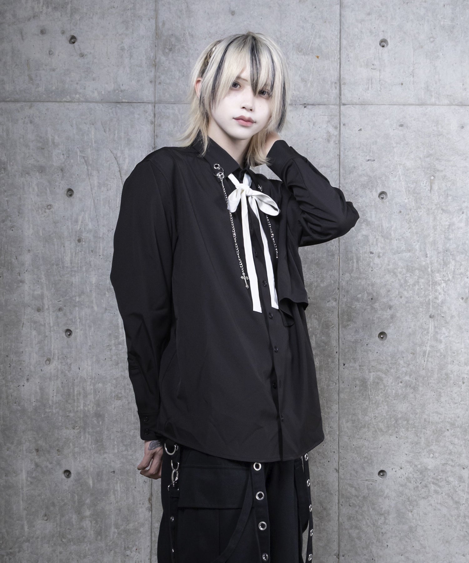 チェーン付きバイカラーリボンシャツ