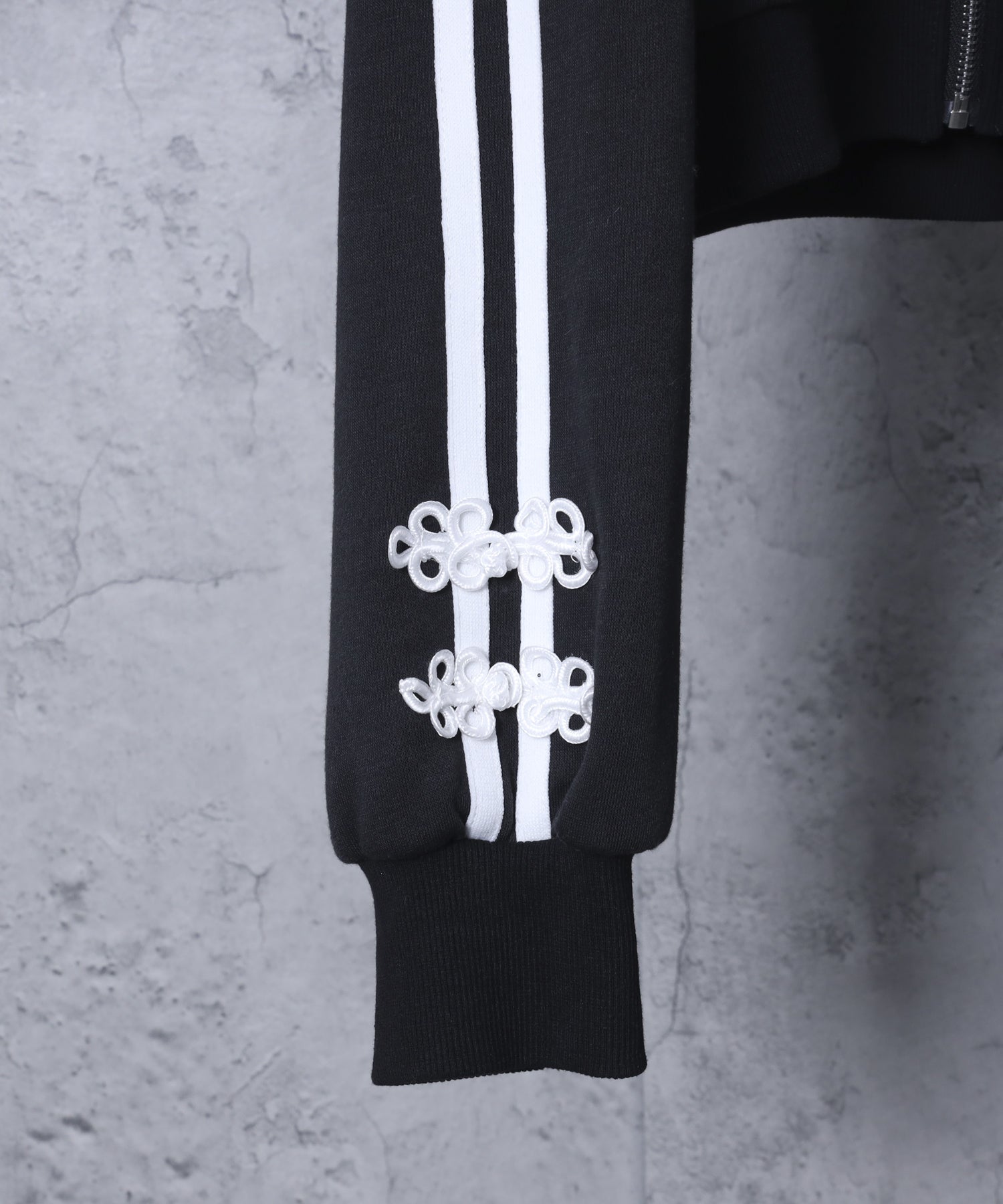 チャイナボタン付きパーカー+フリルスカート