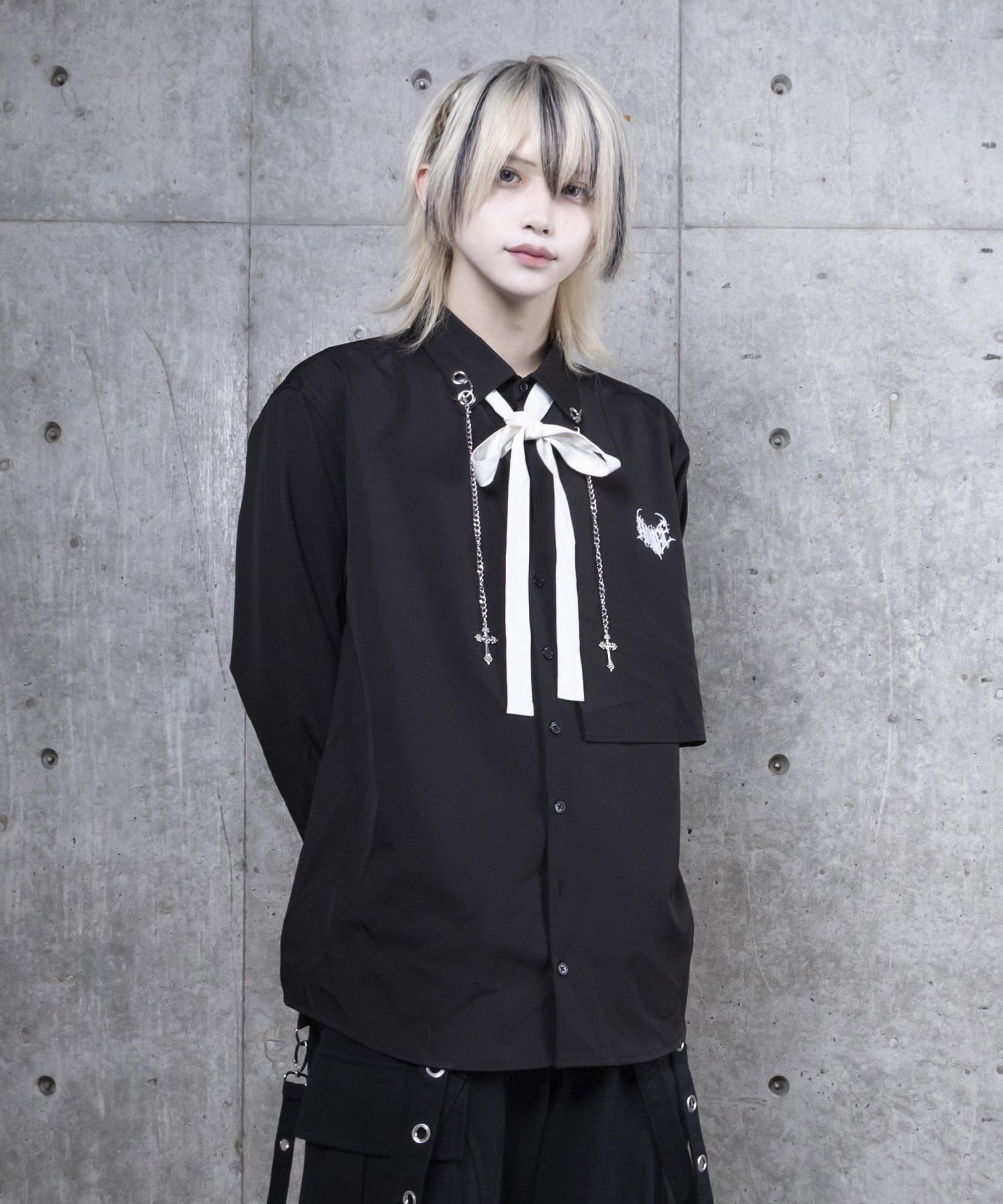 チェーン付きバイカラーリボンシャツ