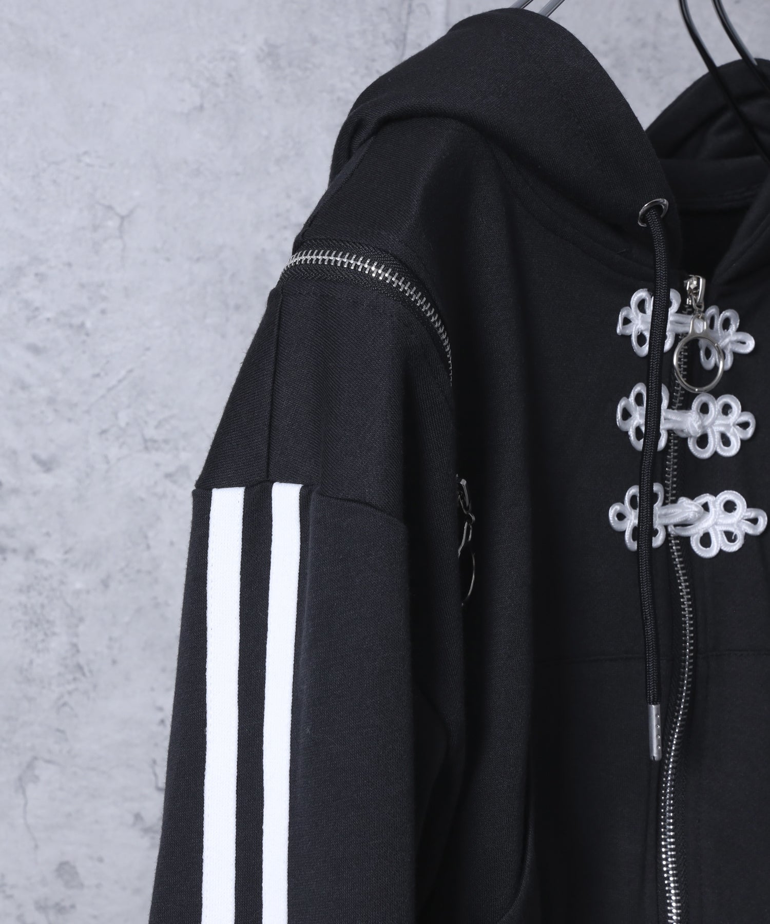 チャイナボタン付きパーカー+フリルスカート