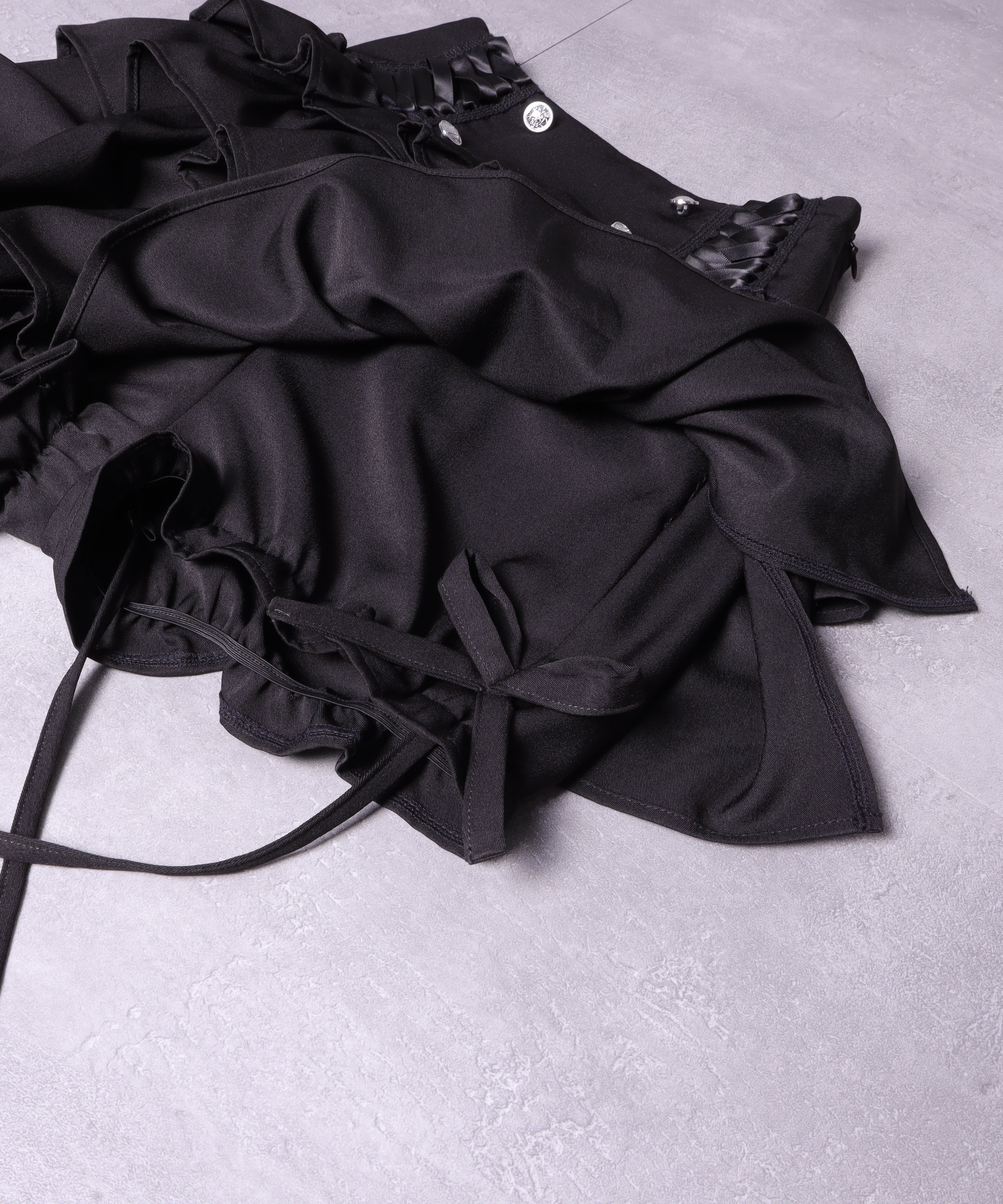 ハイウエストエンブレムボタン付きフリルパンツ