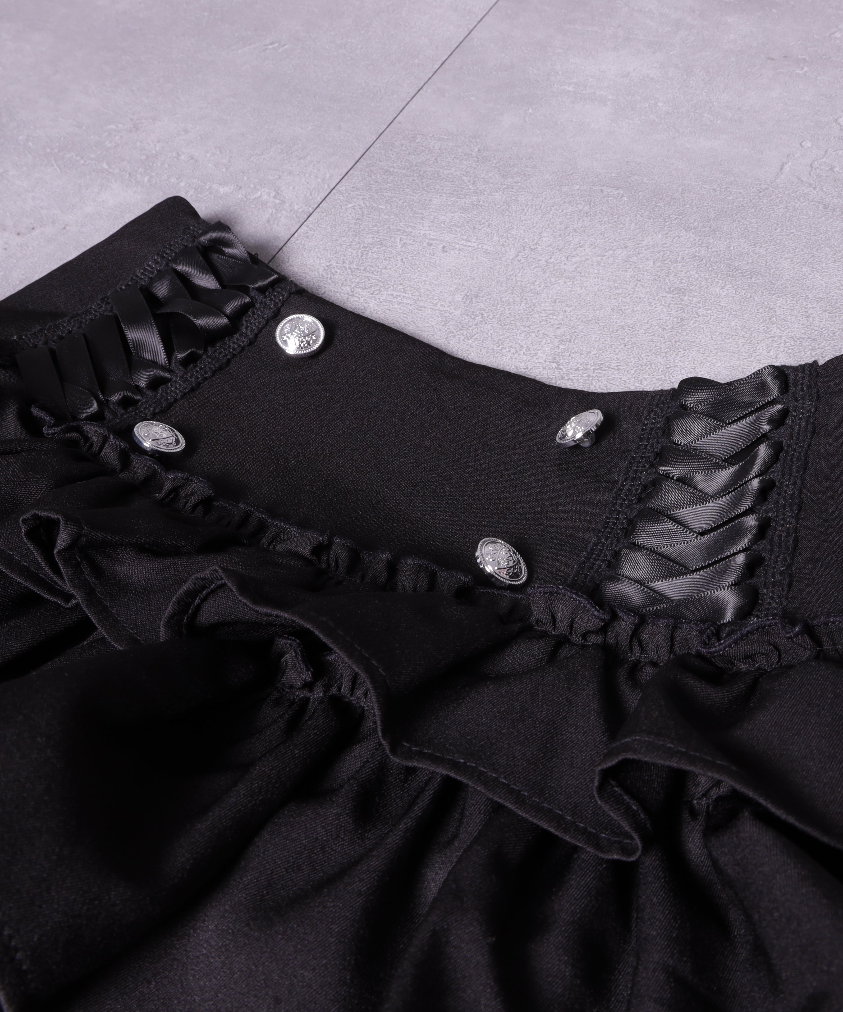 ハイウエストエンブレムボタン付きフリルパンツ