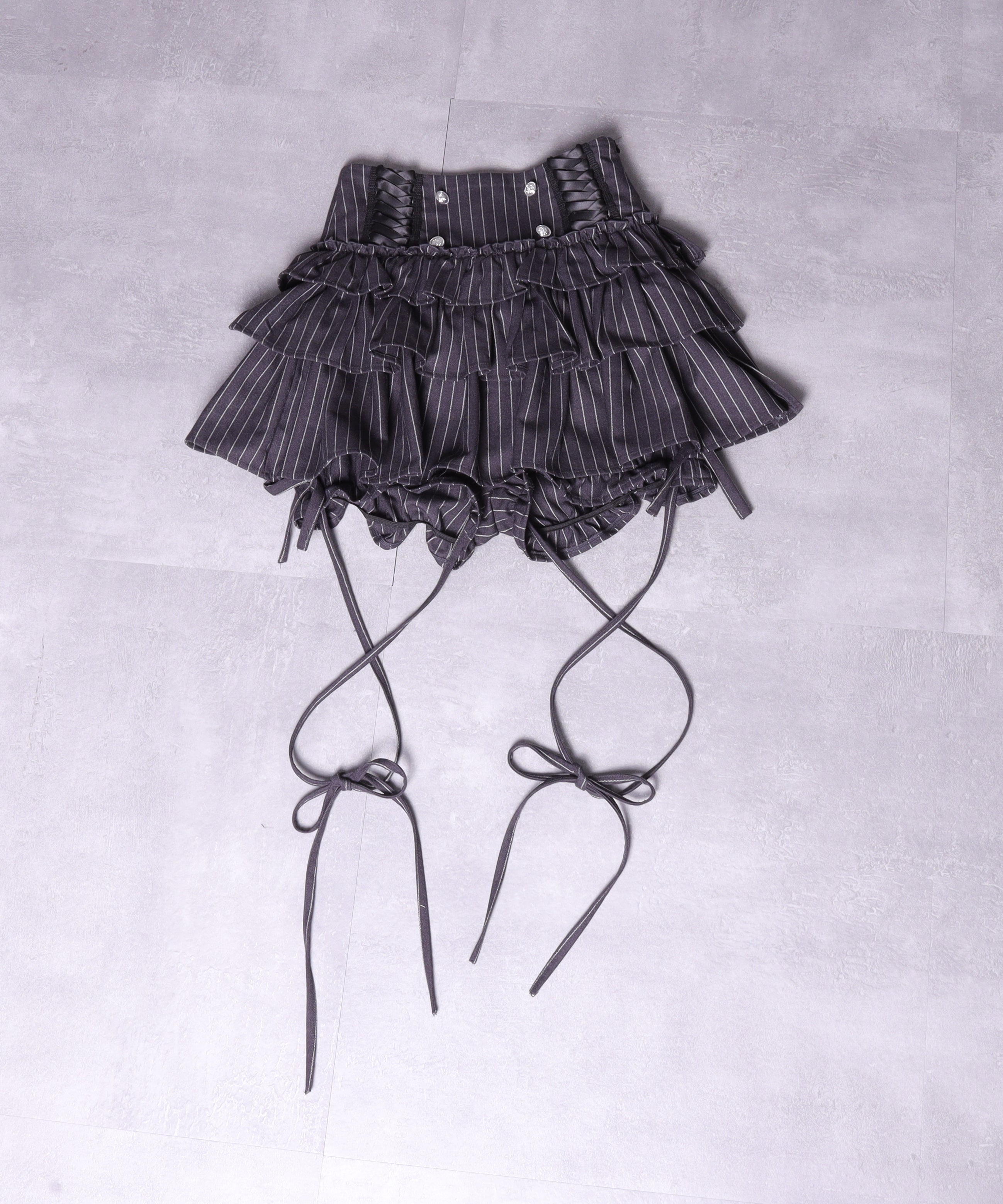 ハイウエストエンブレムボタン付きフリルパンツ